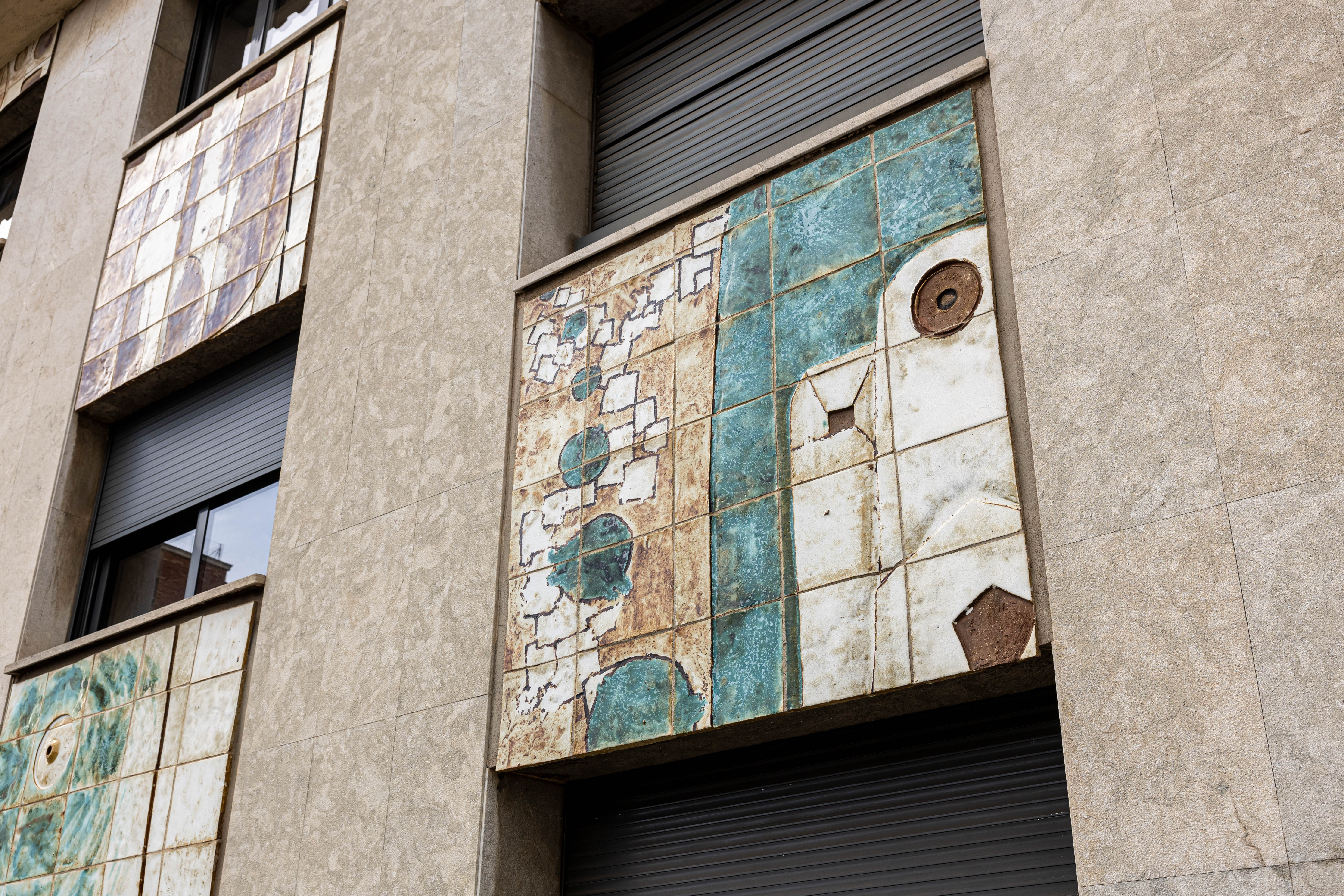 Mural ceràmic d'Elisa Arimany a la façana de l'Ajuntament. L'obra canvia de color segons la llum, en un intent d'interactuar amb el paisatge urbà. FOTO: Arnau Padilla