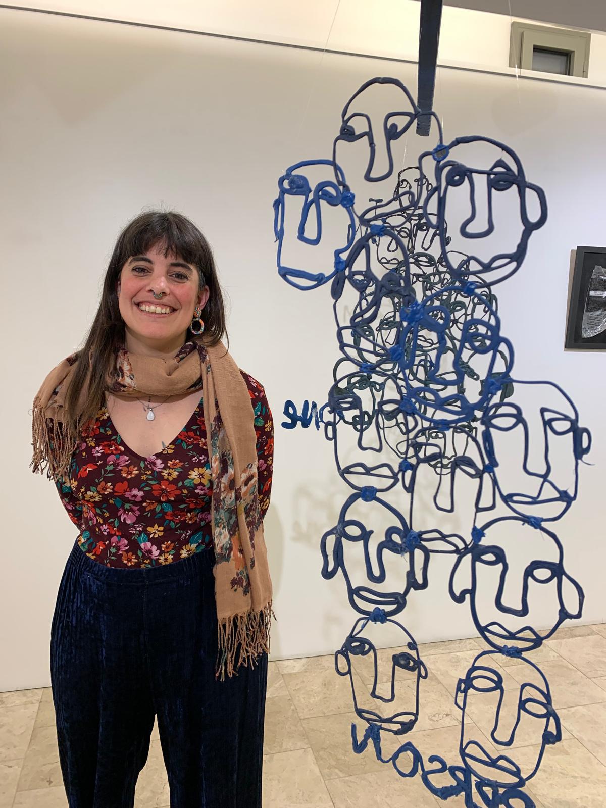 L'artista Aina Lúa, nom artístic de la cerdanyolenca Aina Oset Moncho, durant la inauguració de l'exposició Plastificades a la Sala Elisa Arimany. FOTO: Judit Josa