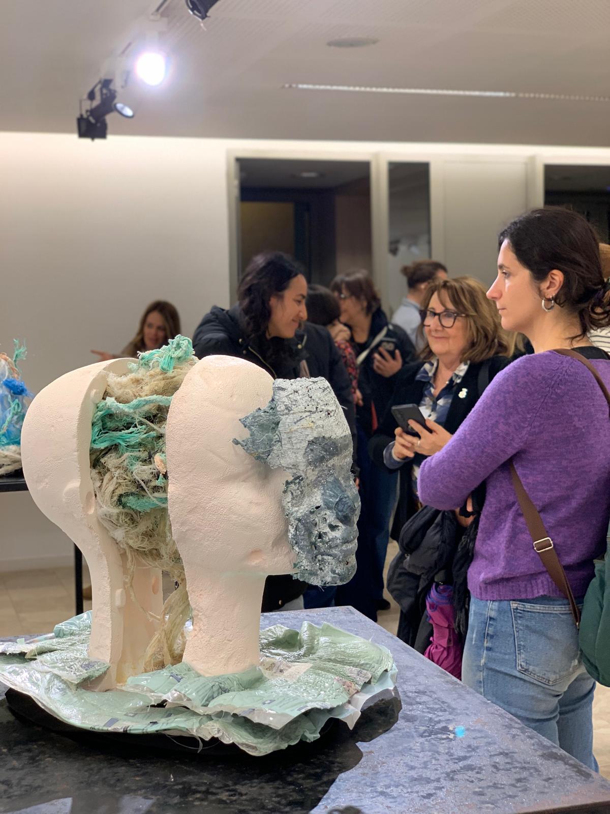 La regidora Pilar Adell durant la inauguració de l'exposició. FOTO: Judit Josa