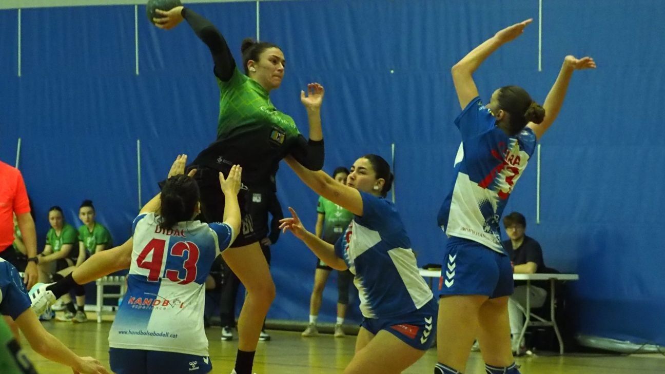 Acció ofensiva del Procer CH Cerdanyola contra el CA Sabadell Handbol. FOTO: CH Cerdanyola