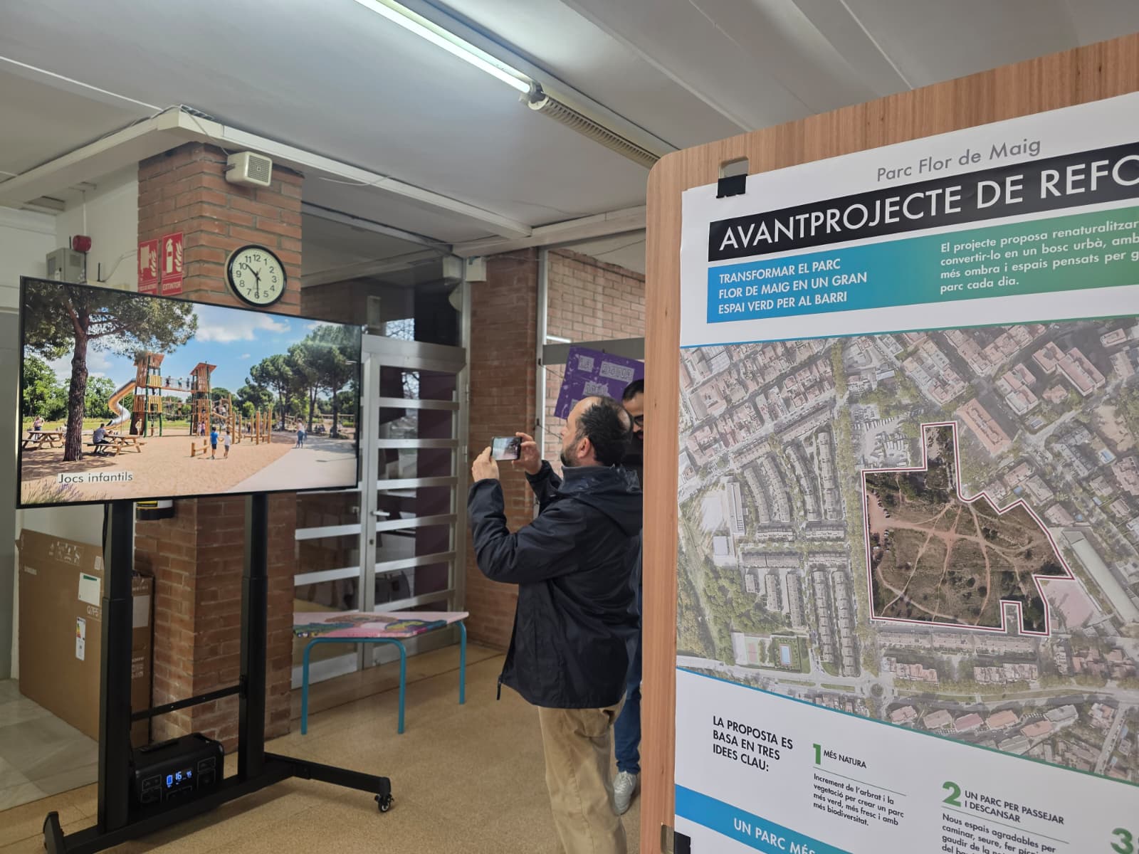 Un veí a la presentació del projecte del futur parc Flor de Maig. FOTO Marc Mata 