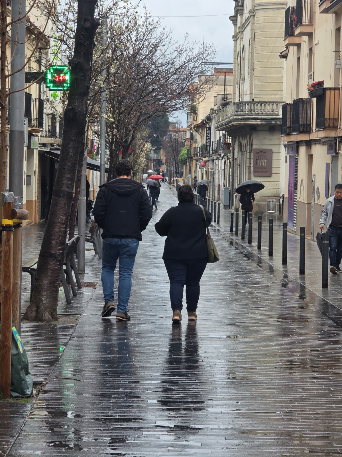 Una parella passejant per Cerdanyola. FOTO Marc Mata 