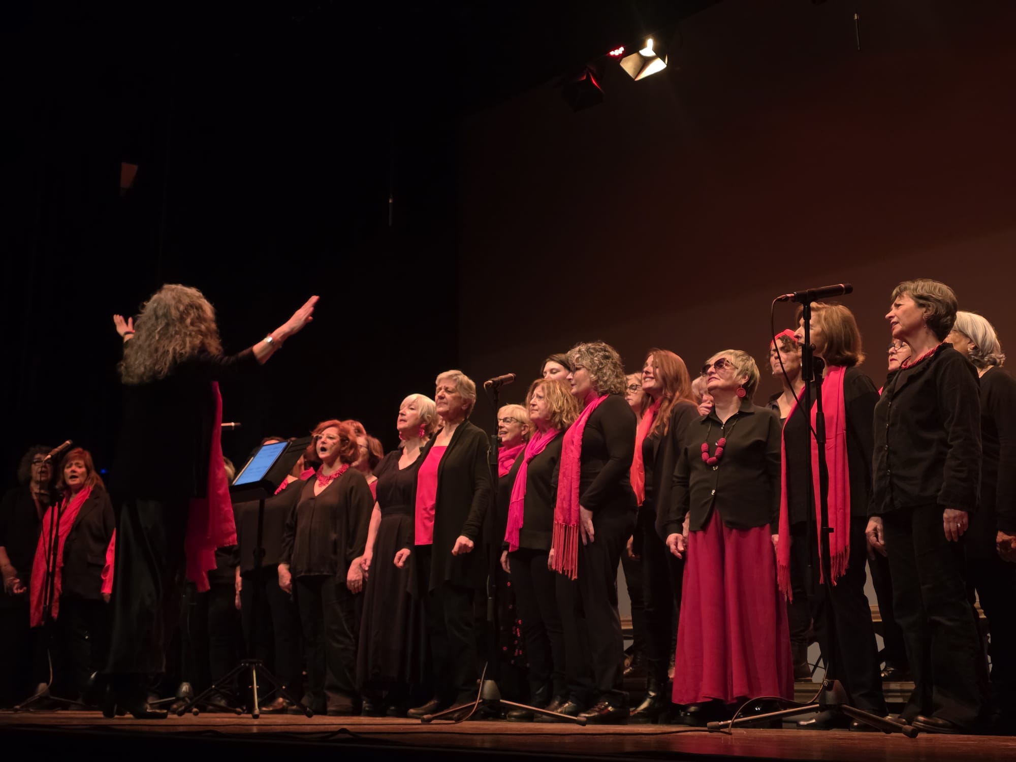 Dones per la Pau amb Conxi Gil al concert de corals. FOTO Marc Mata 