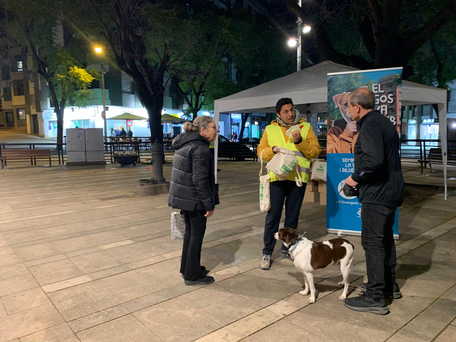 Un educador ambiental informa els propietaris de gossos sobre com netejar els pipins a l’espai públic. FOTO: Ajuntament