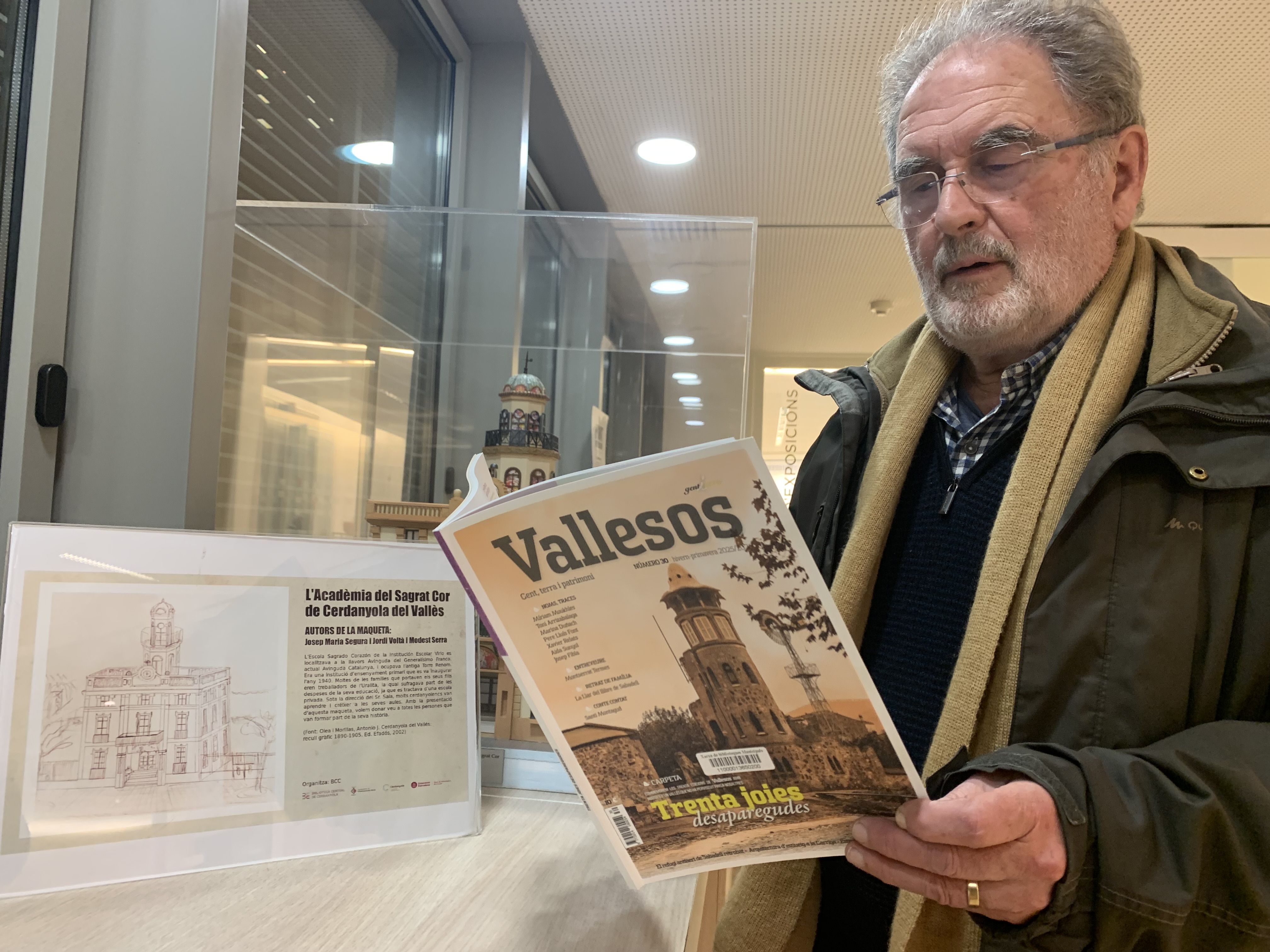 L’escriptor Isidre Grau a la Biblioteca Central de Cerdanyola, on es pot consultar el número de la revista Vallesos. A la imatge apareix davant d’una maqueta de la Torre Renom, que fins fa unes setmanes s’hi podia veure exposada. FOTO: Judit Josa