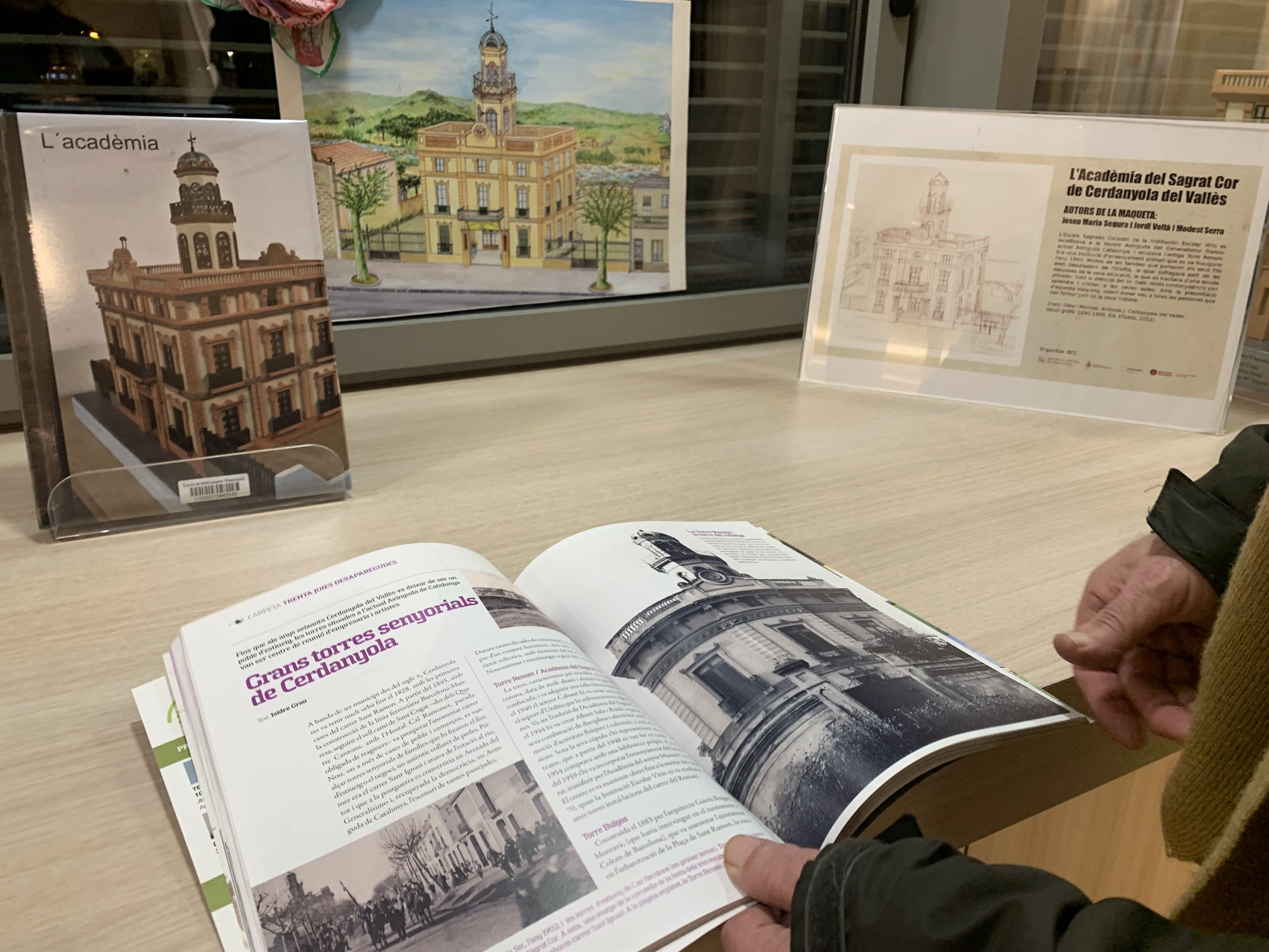 Imatge del dossier amb les planes dedicades al patrimoni desaparegut de Cerdanyola. FOTO: Judit Josa