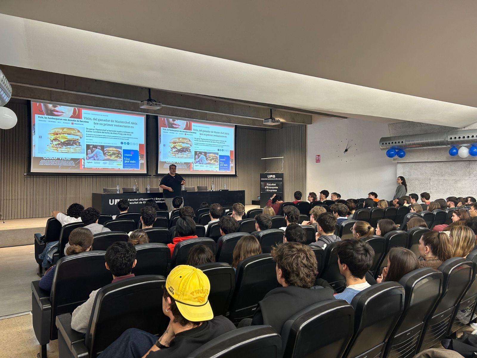 Estudiants durant la xerrada amb VICIO a la UAB. FOTO: Elvira Gallardo | TOT Sant Cugat