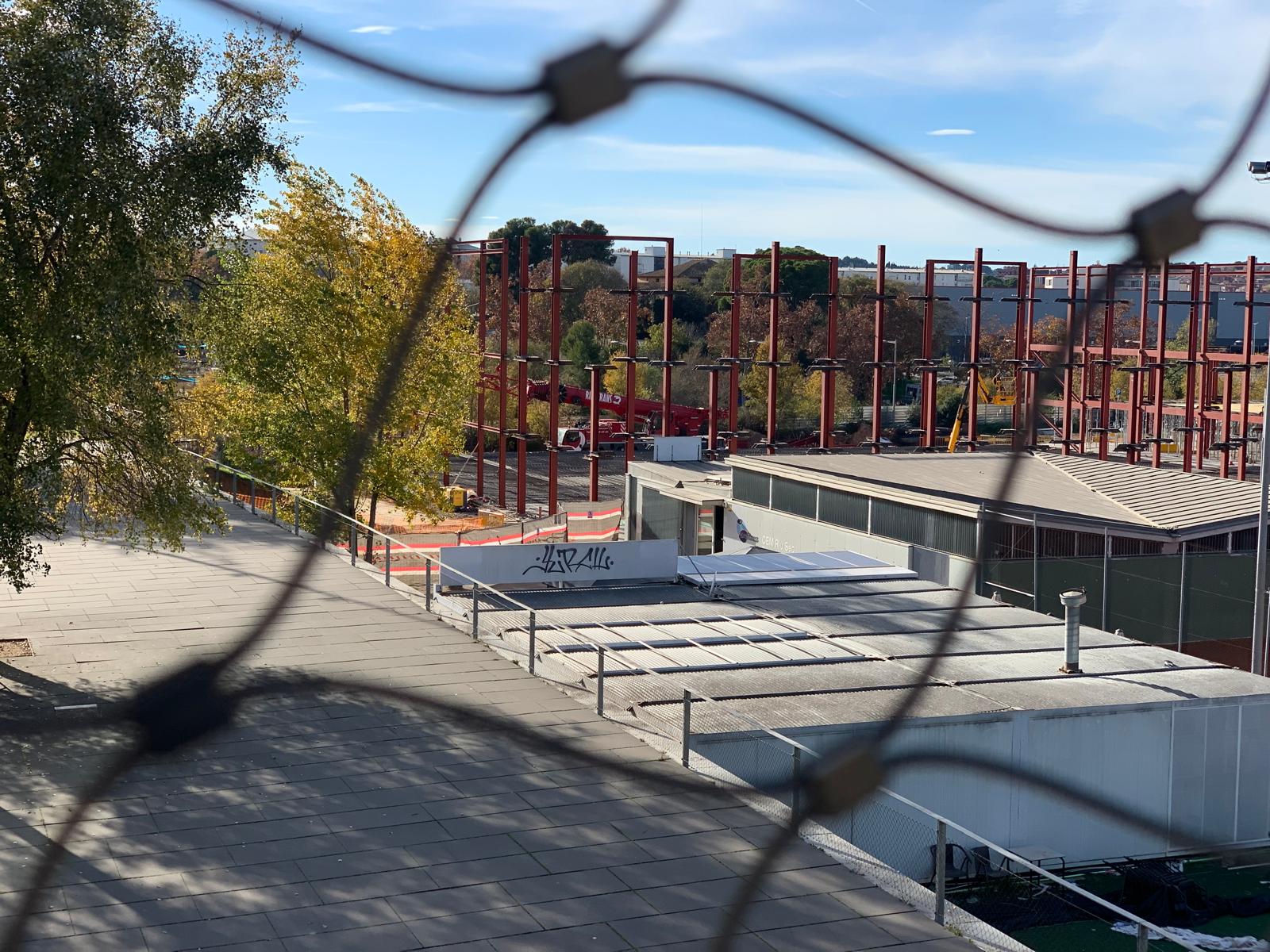 La zona esportiva municipal del Riu Sec, vista des del pont de Renfe, on avança la construcció del nou pavelló. FOTO: Judit Josa