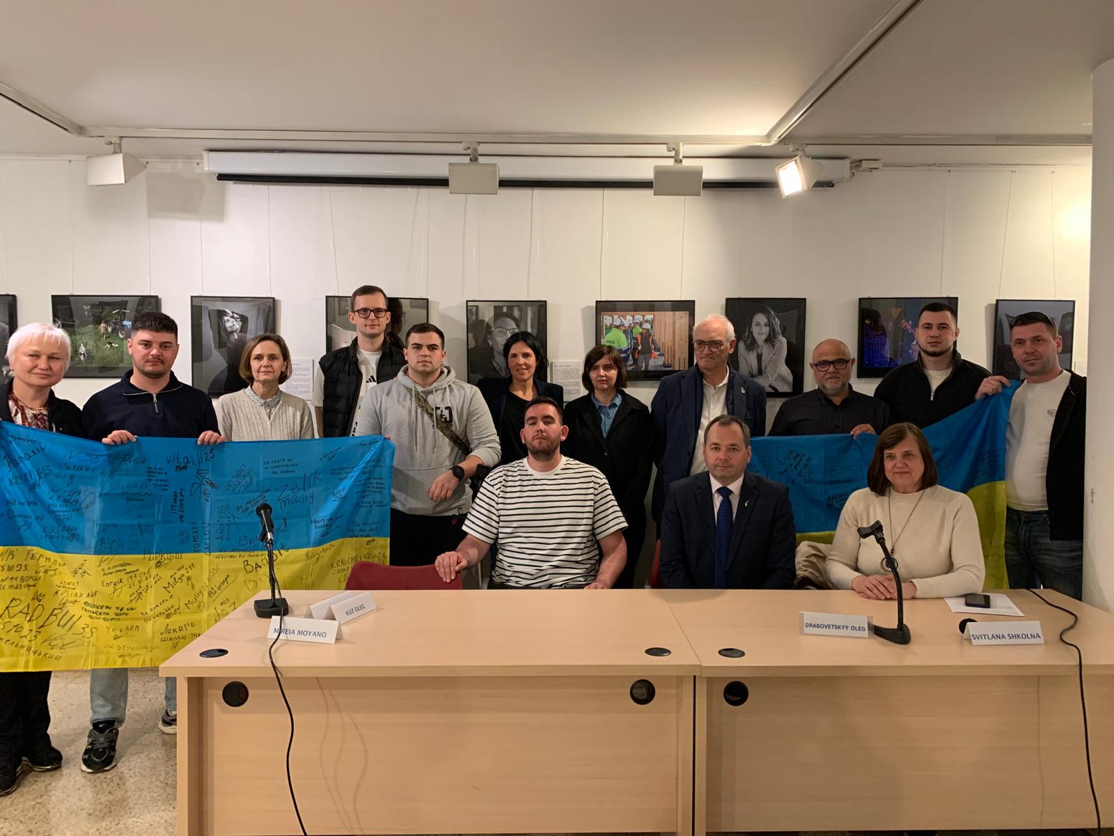 Els participants en la presentació del projecte solidari aquest dimecres a l'Ateneu de Cerdanyola. FOTO: Judit Josa