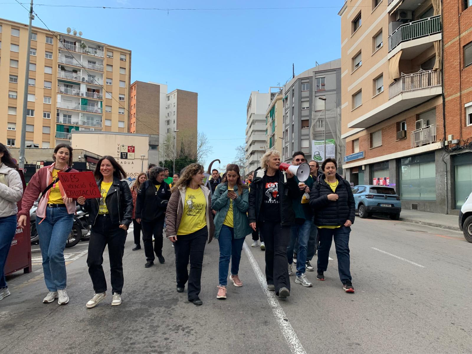 La columna de Cerdanyola baixant per l'avinguda de Primavera, després de concentrar-se a la C. FOTO: Judit Josa