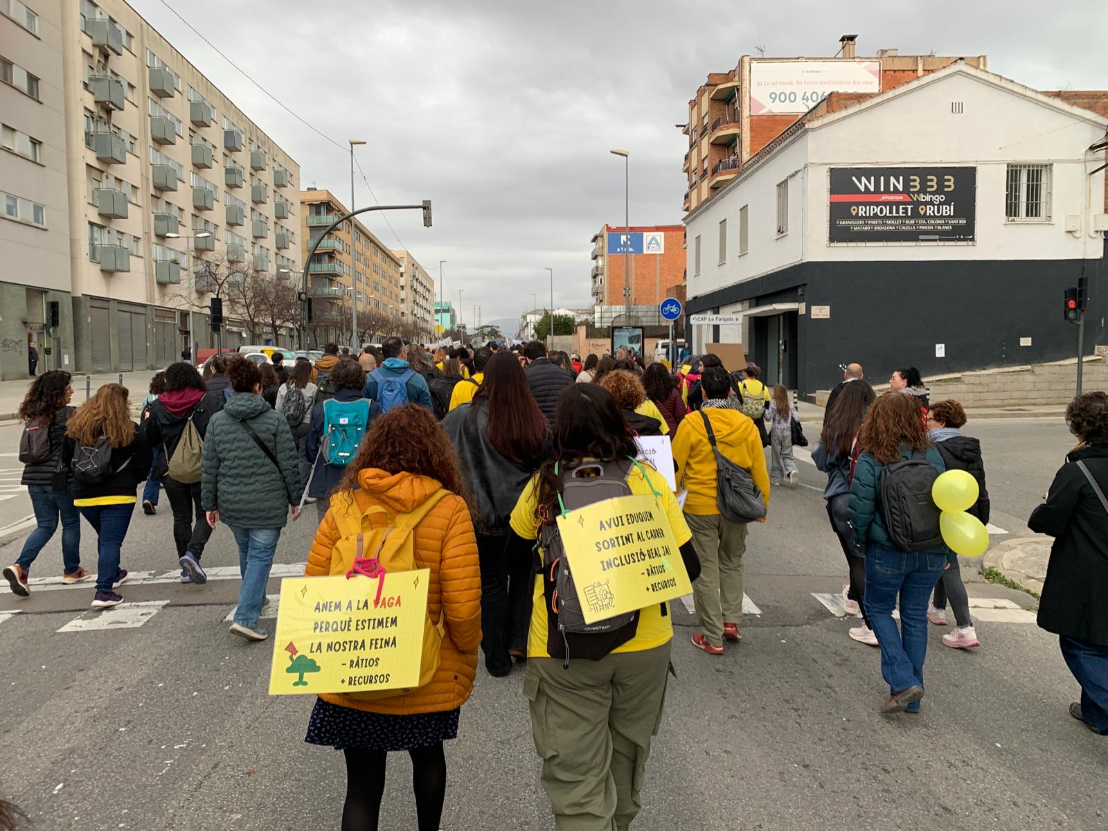Pas de la marxa pel barri de La Farigola, direcció Barberà del Vallès, amb pancartes reclaman inclusió real i recursos per poder educar. FOTO: Judit Josa