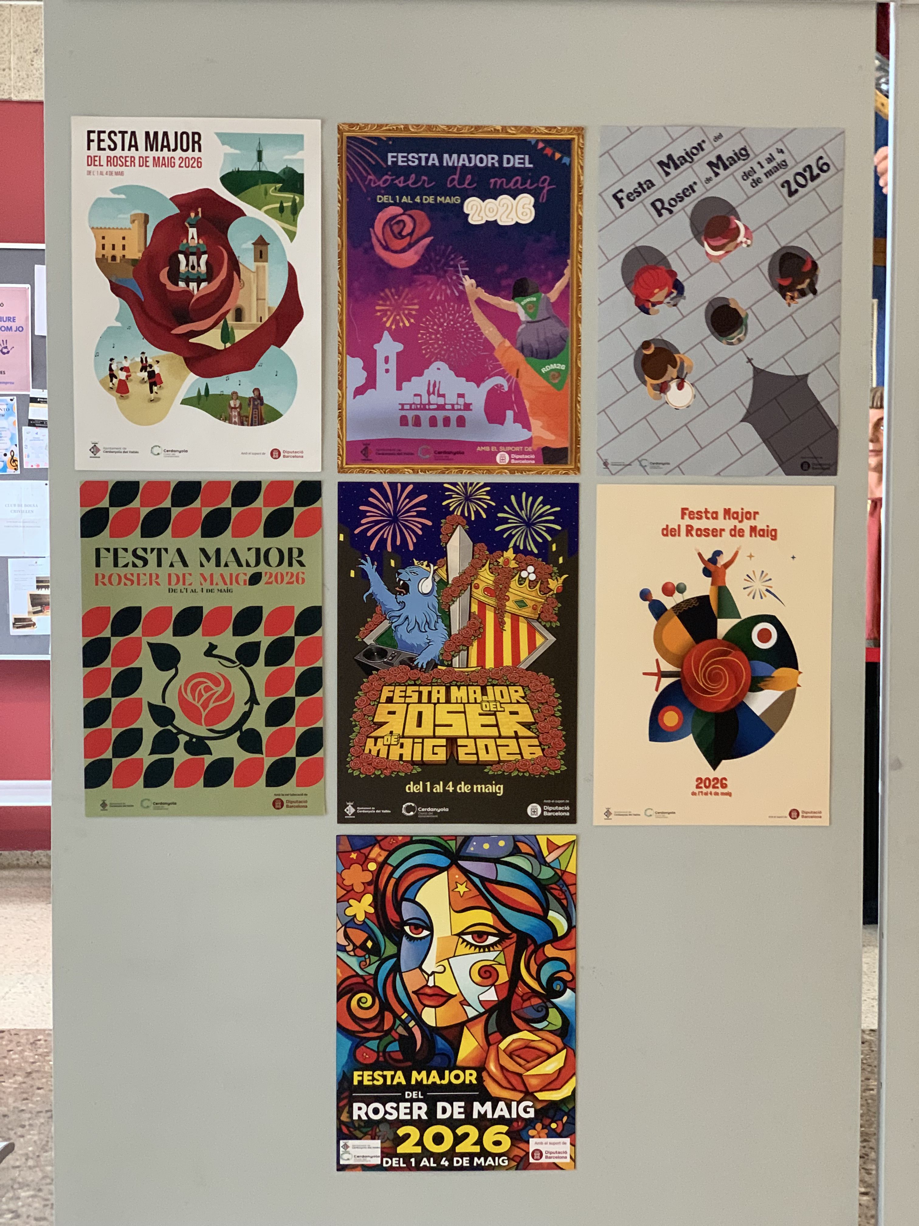 Un dels plafons amb les propostes de la categoria adulta, amb referències als símbols i a l’imaginari festiu de Cerdanyola. FOTO: Judit Josa