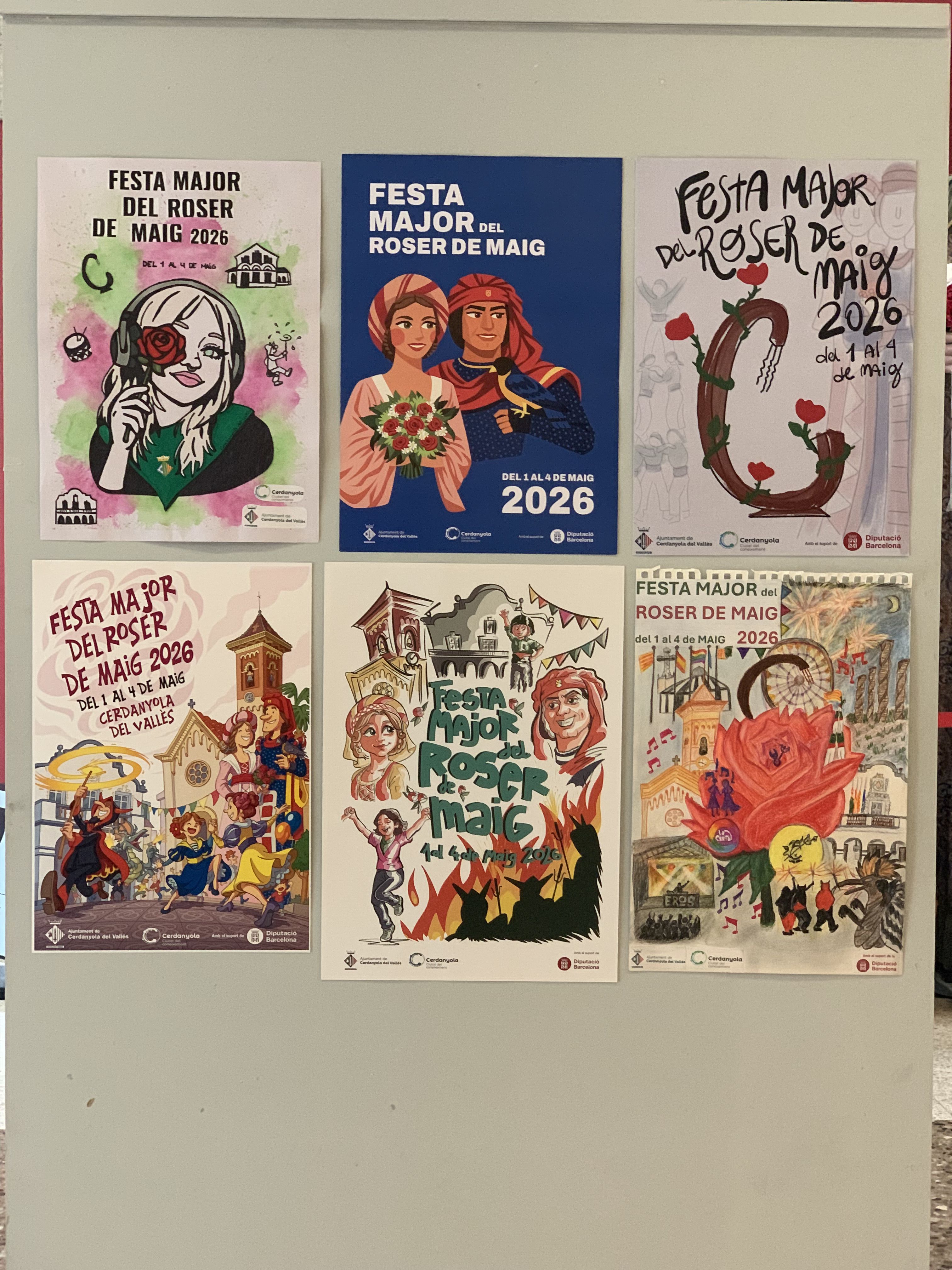 Detall dels cartells aspirants a representar la Festa Major, amb presència de gegants, foc i elements identitaris de la ciutat. FOTO: Judit Josa