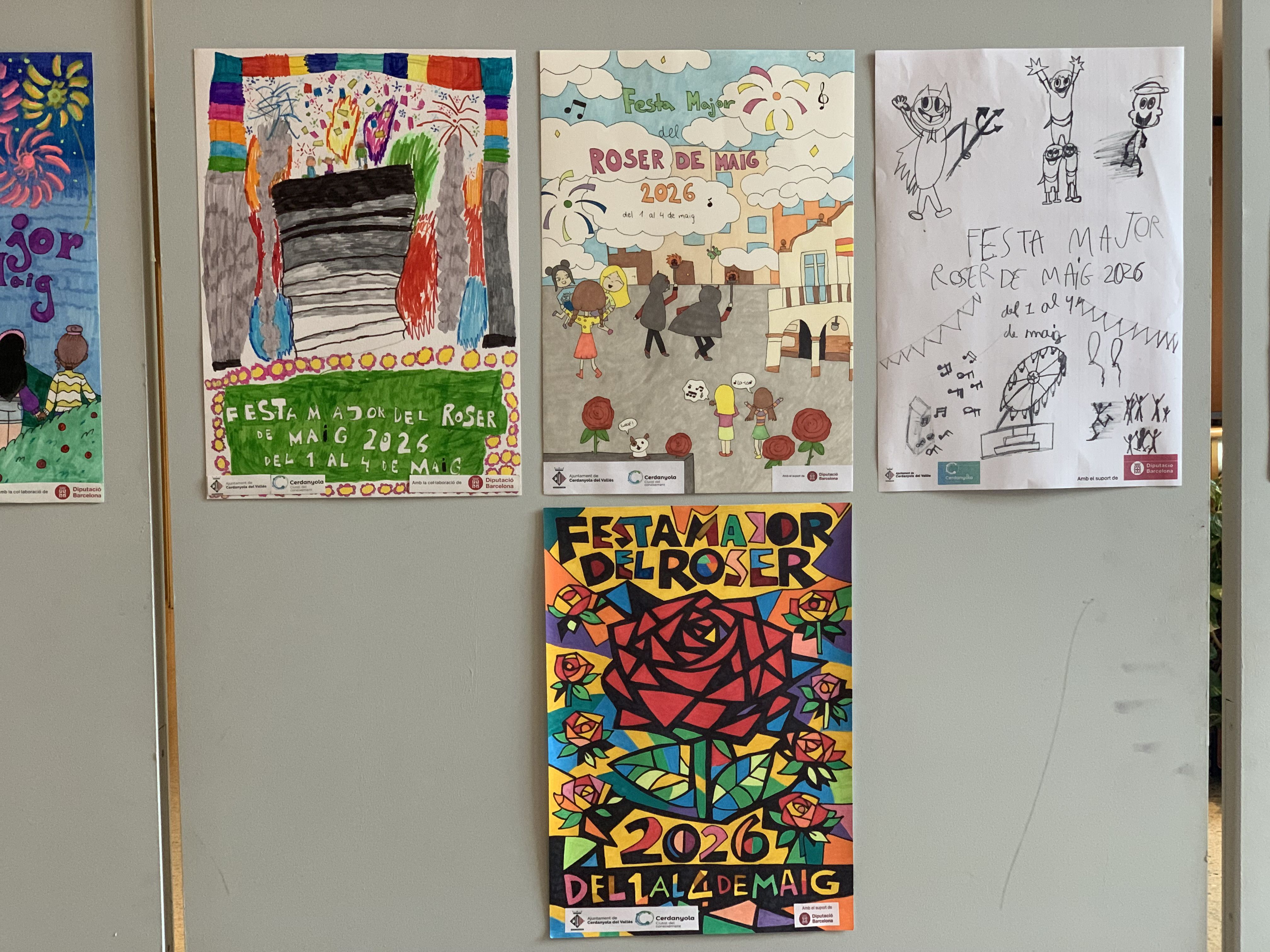 Plafó amb els dibuixos de la categoria infantil, marcats pel color i l’expressivitat. FOTO: Judit Josa