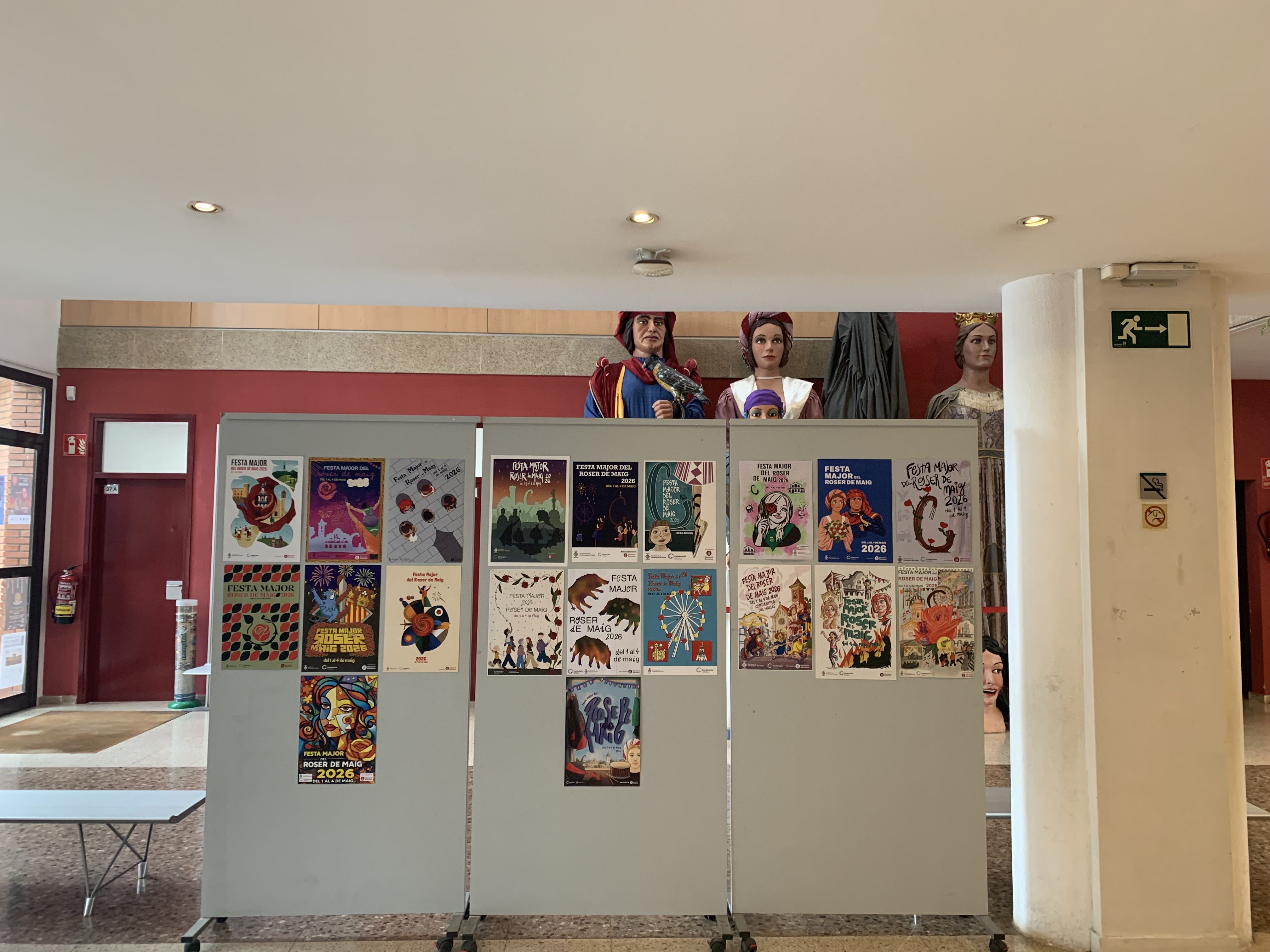 Col·lecció de cartells aspirants a ser la imatge de la Festa Major, exposats al vestíbul de l'Ateneu de Cerdanyola. FOTO: Judit Josa