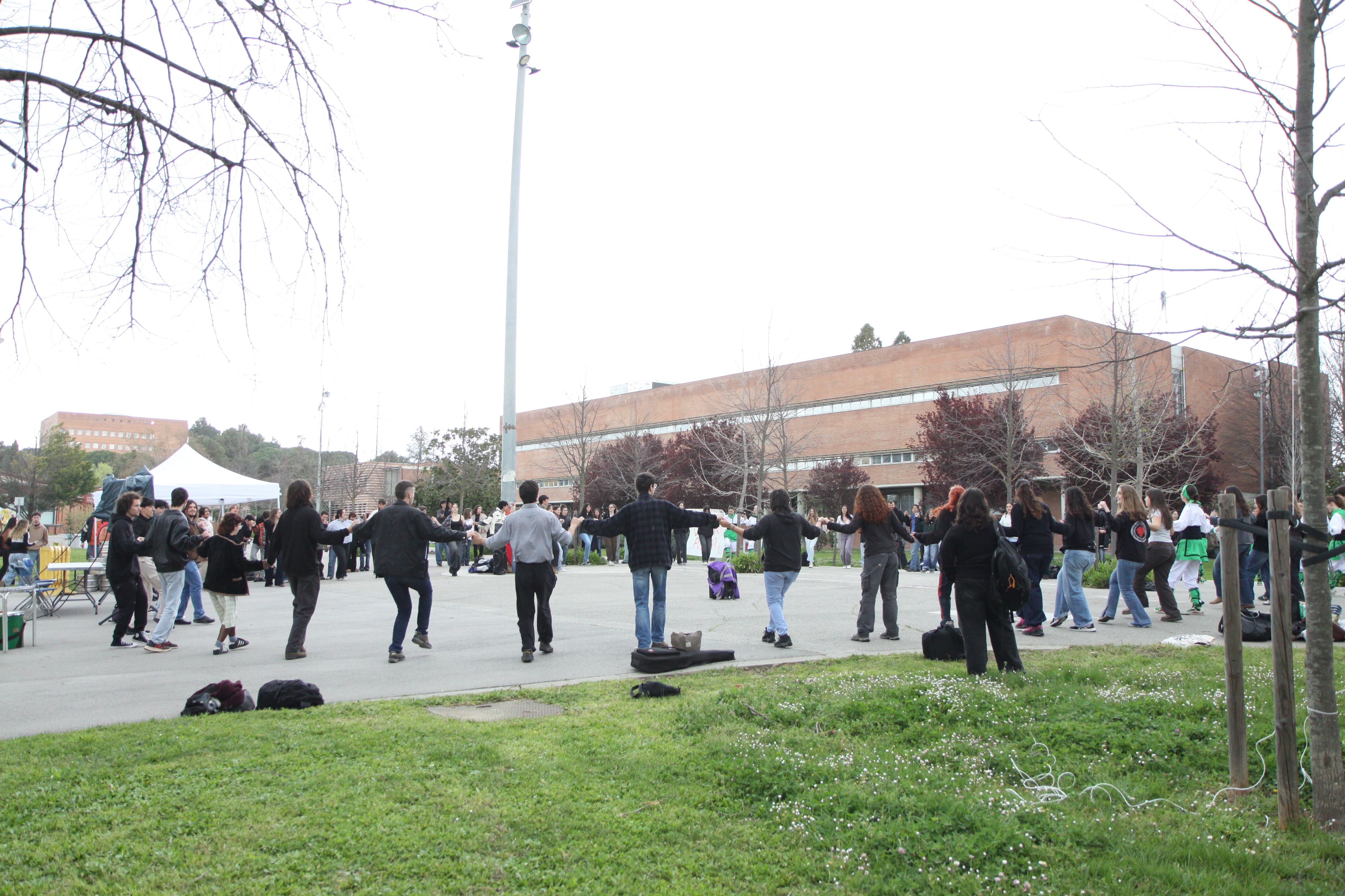 Sardanes durant la Festa Major Popular de la UAB. Foto: Laia Jubany