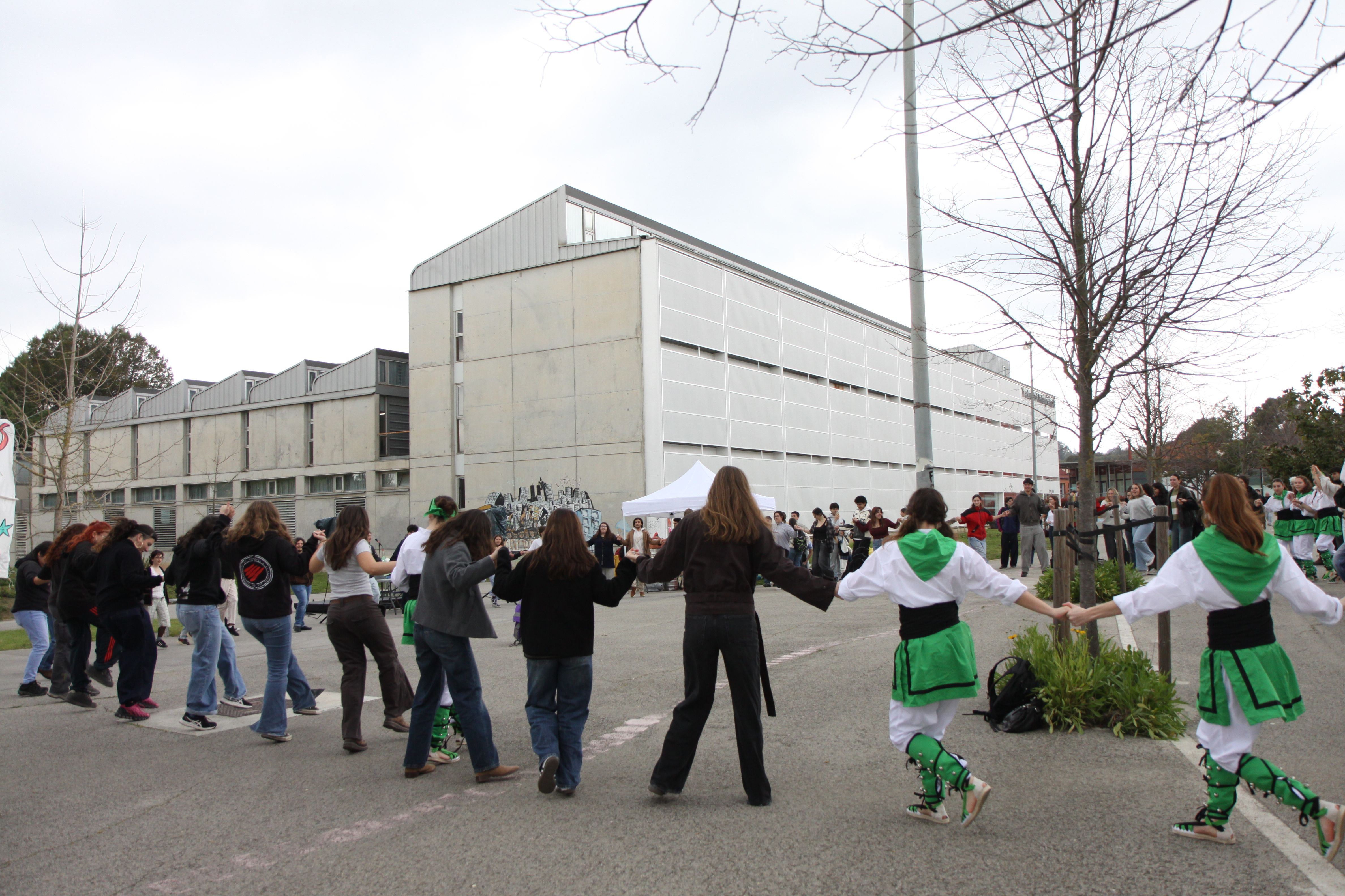 Sardanes durant la Festa Major Popular de la UAB. Foto: Laia Jubany