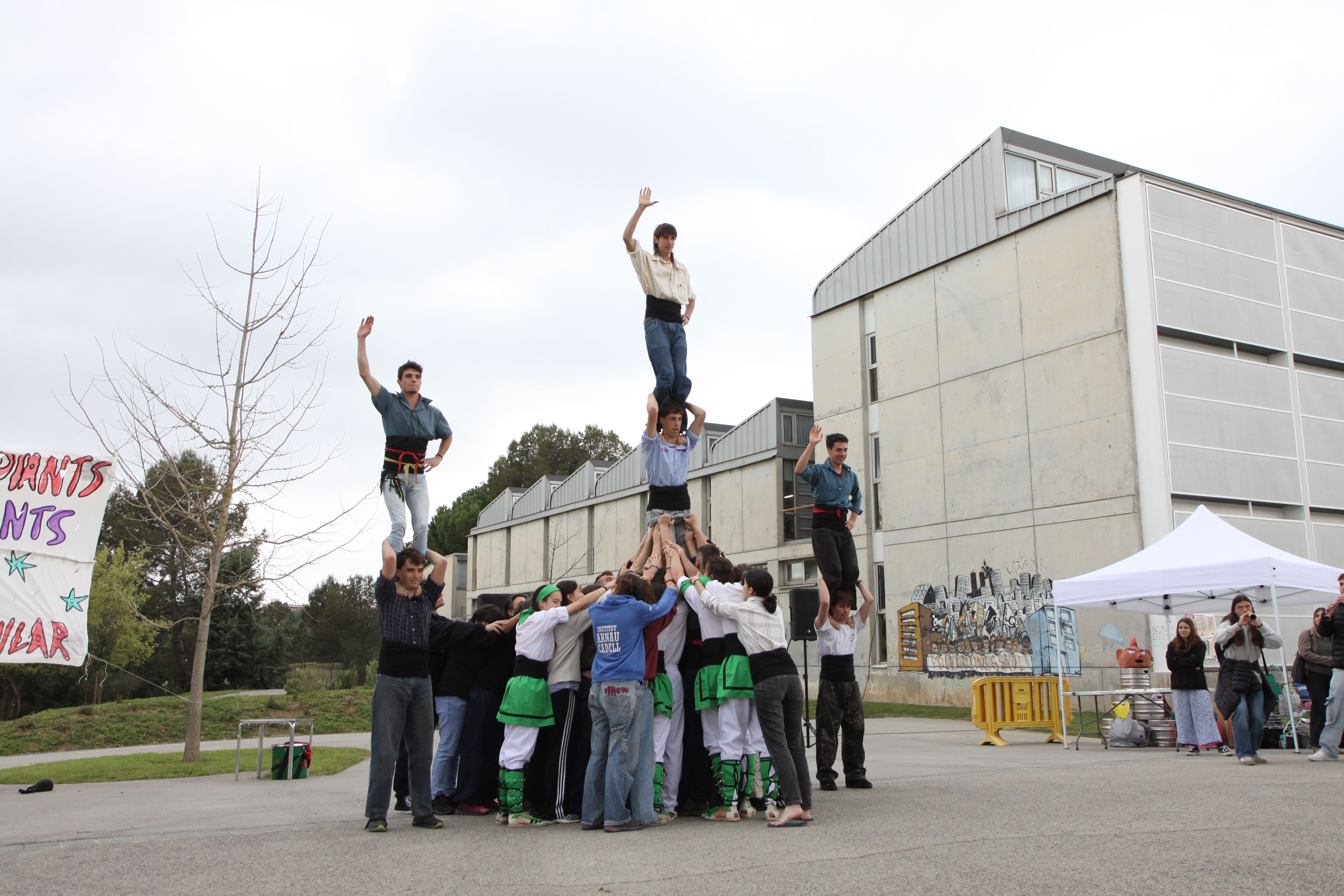 Castellers durant la Festa Major Popular de la UAB. Foto: Laia Jubany
