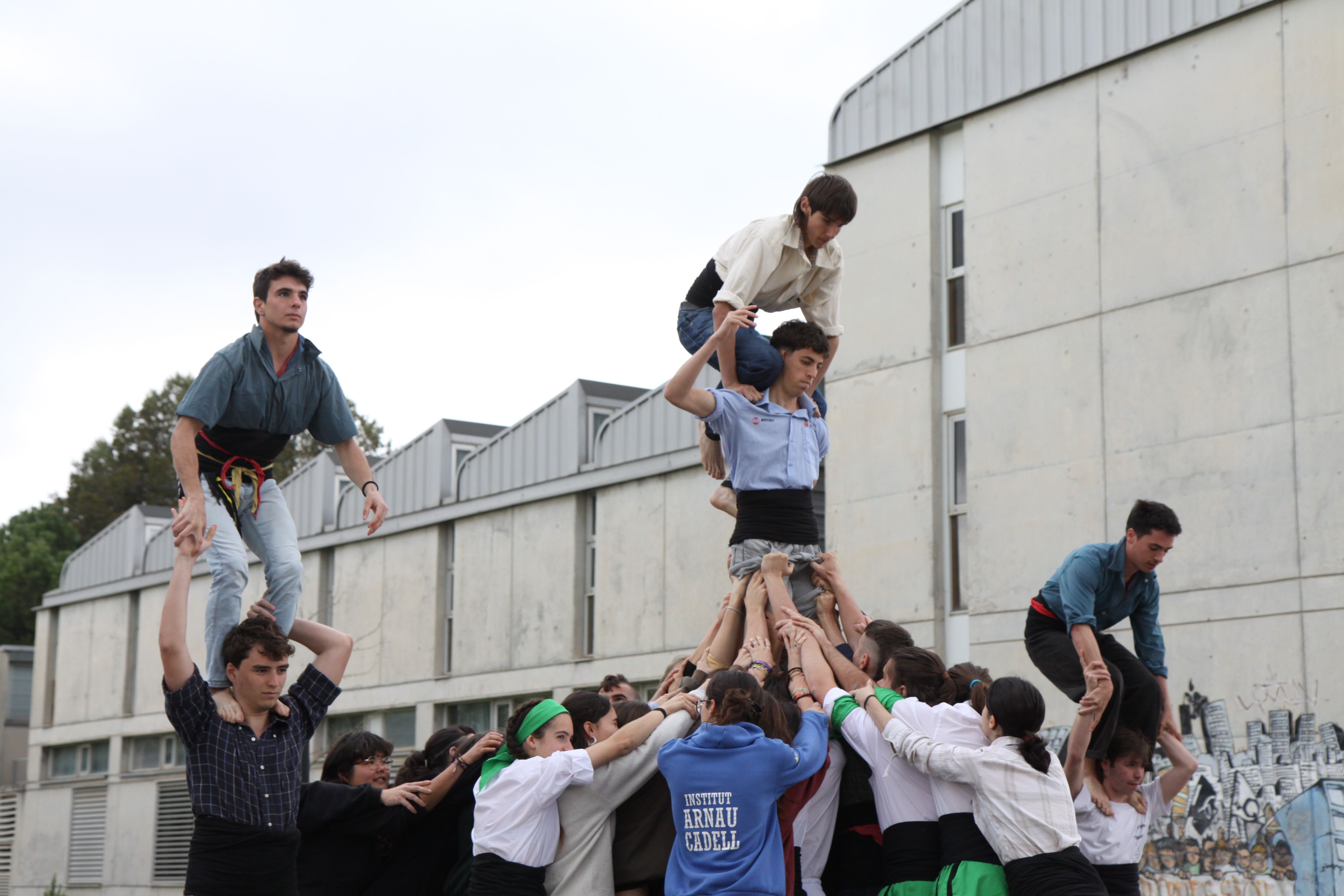 Castellers durant la Festa Major Popular de la UAB. Foto: Laia Jubany