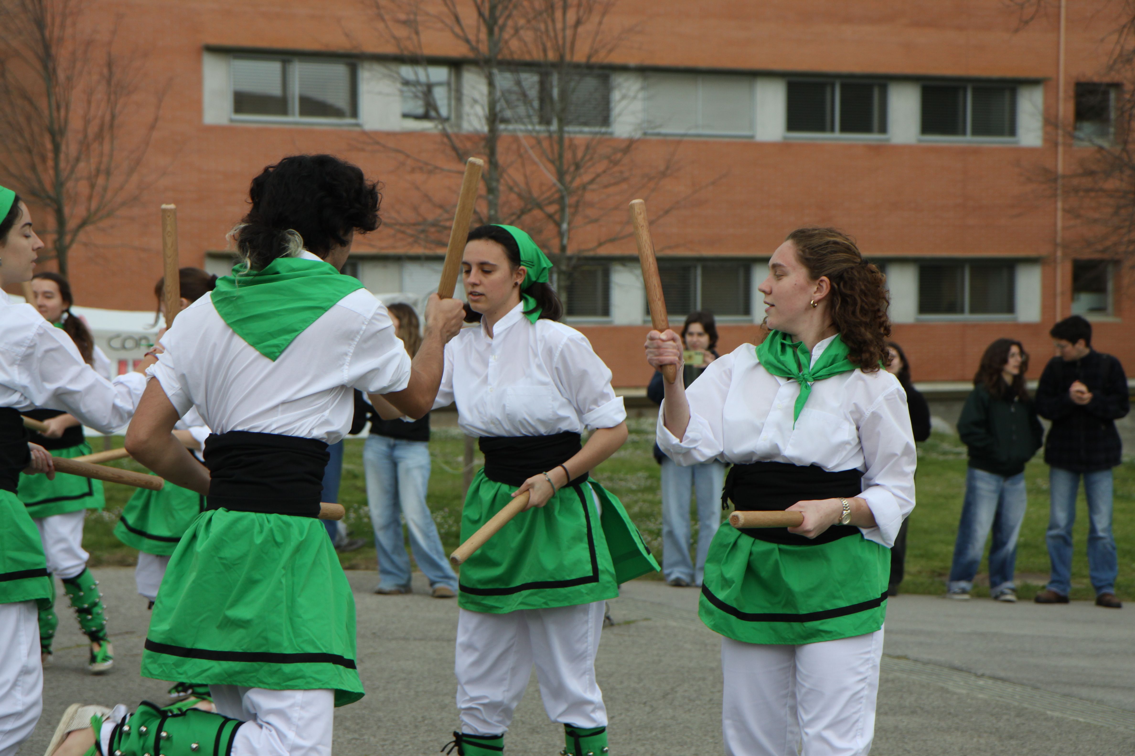 Ball de bastons durant la Festa Major Popular de la UAB. Foto: Laia Jubany