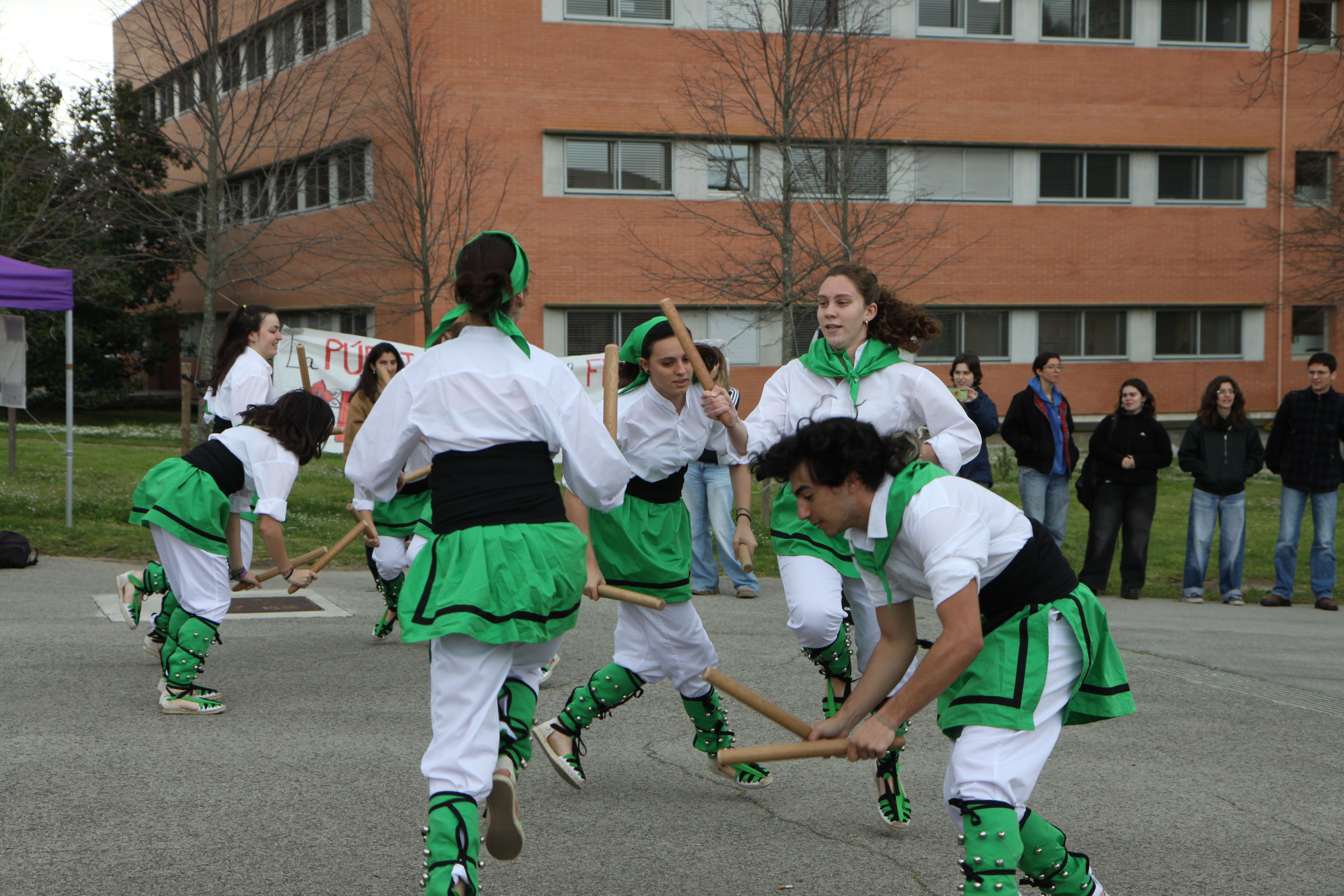 Ball de bastons durant la Festa Major Popular de la UAB. Foto: Laia Jubany