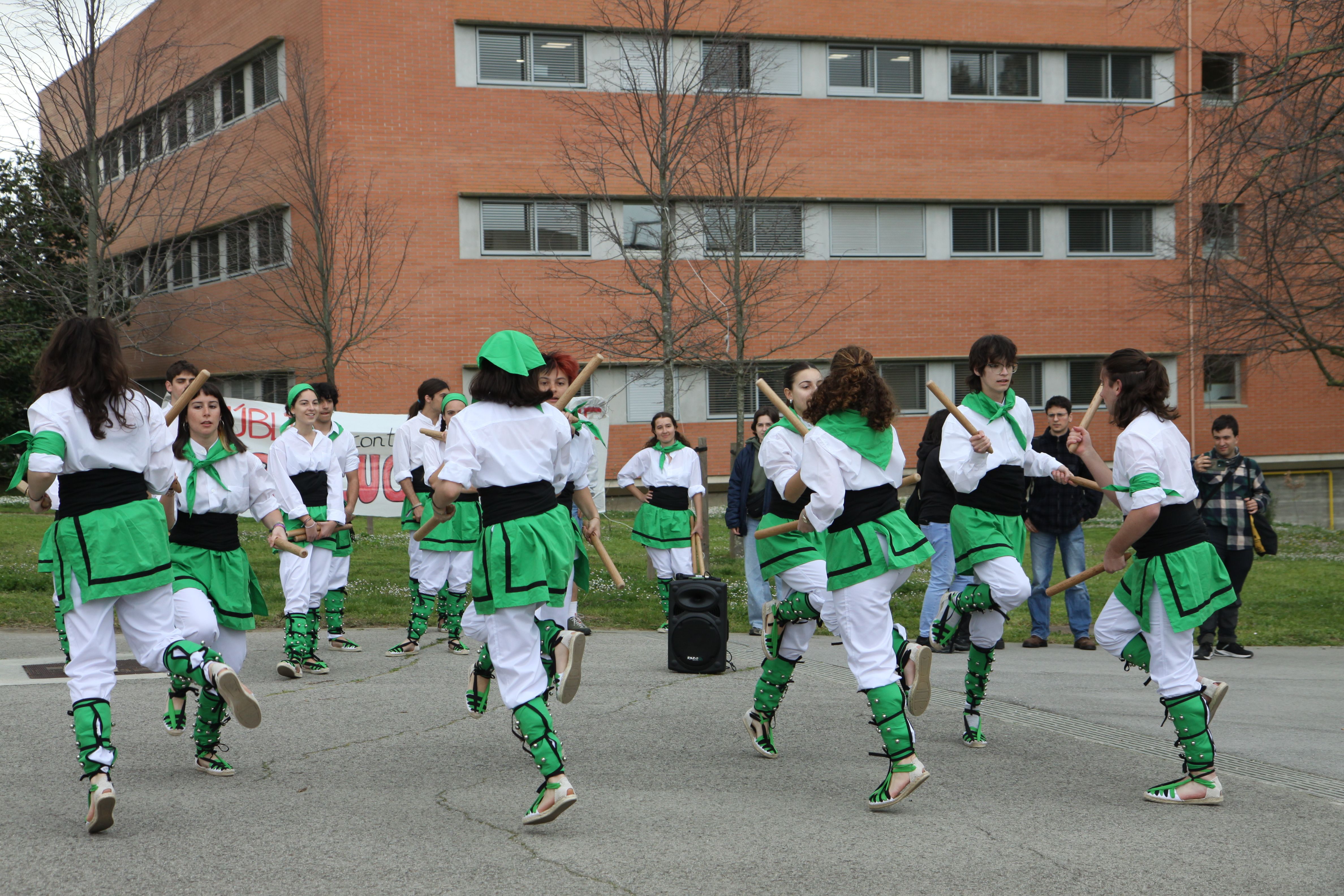 Ball de bastons durant la Festa Major Popular de la UAB. Foto: Laia Jubany