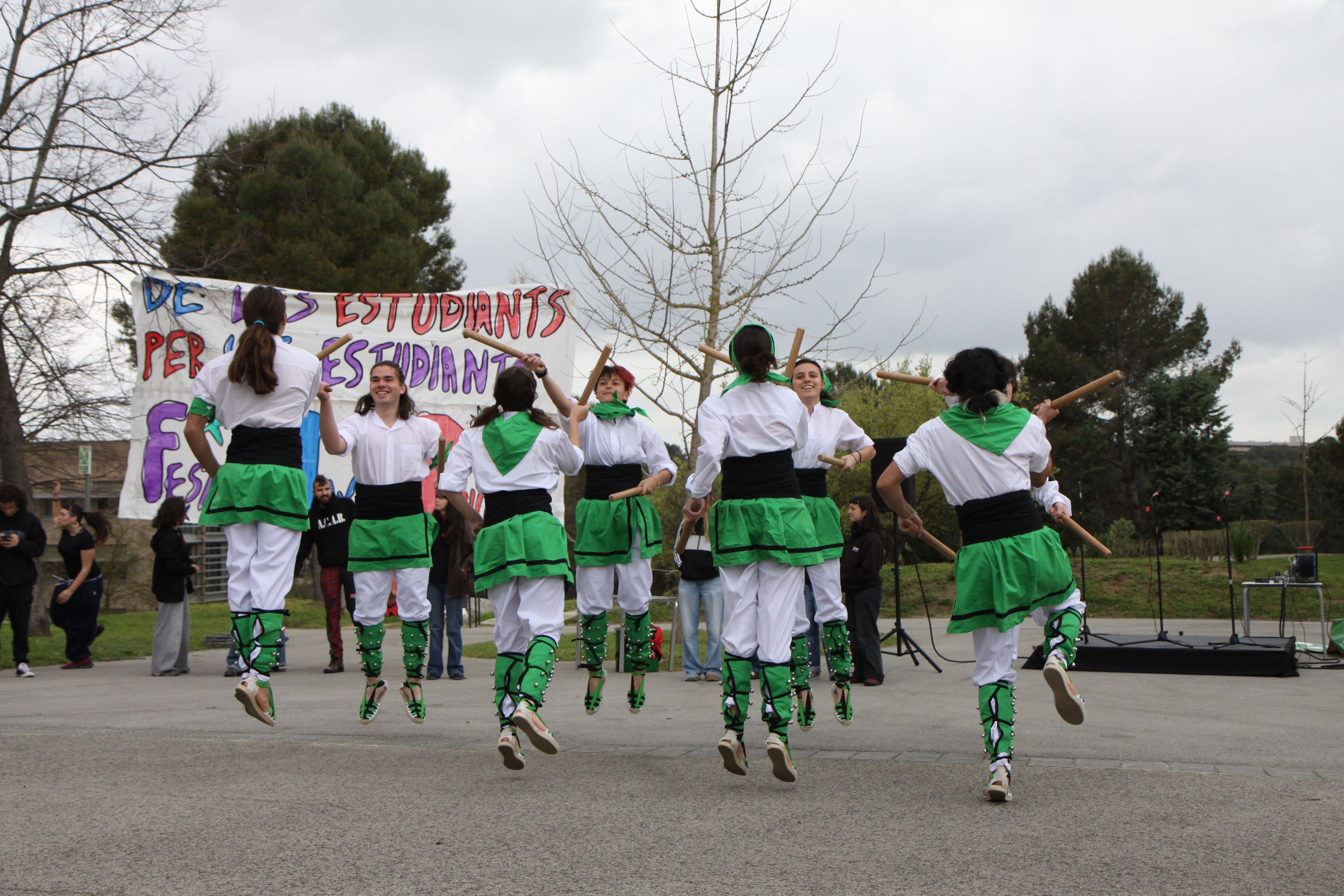 Ball de bastons durant la Festa Major Popular de la UAB. Foto: Laia Jubany
