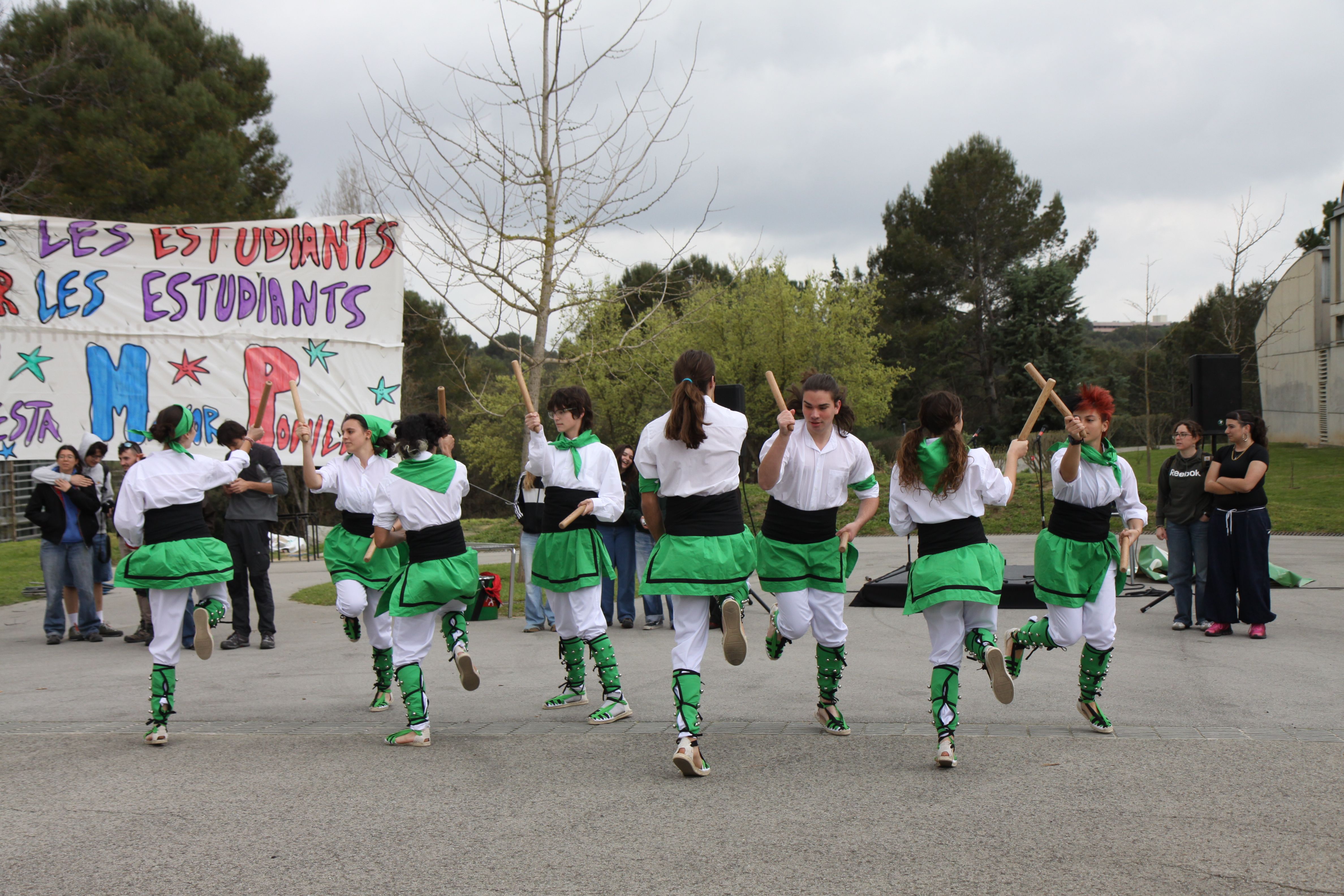 Ball de bastons durant la Festa Major Popular de la UAB. Foto: Laia Jubany
