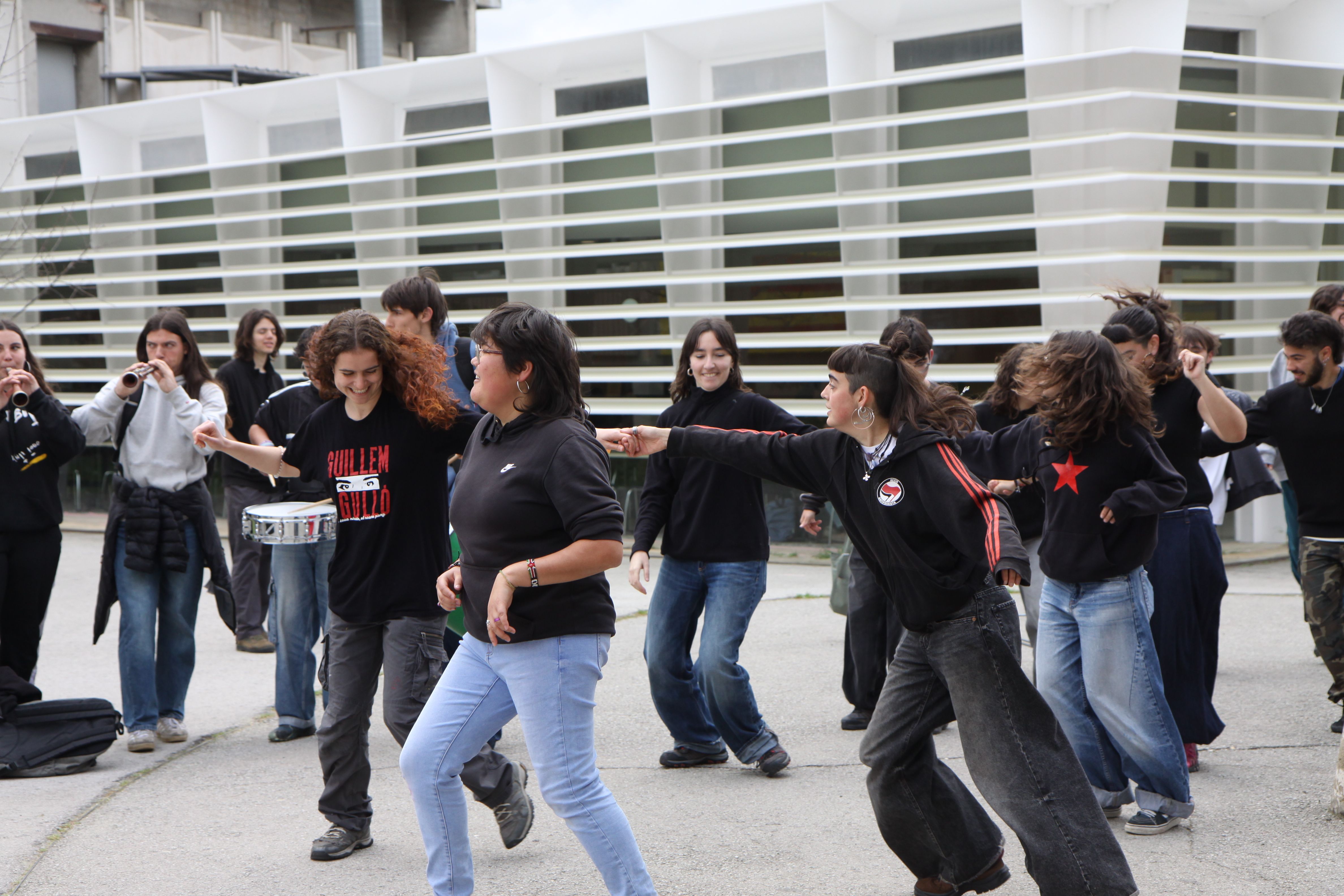 Polca d'ours durant la Festa Major Popular de la UAB. Foto: Laia Jubany