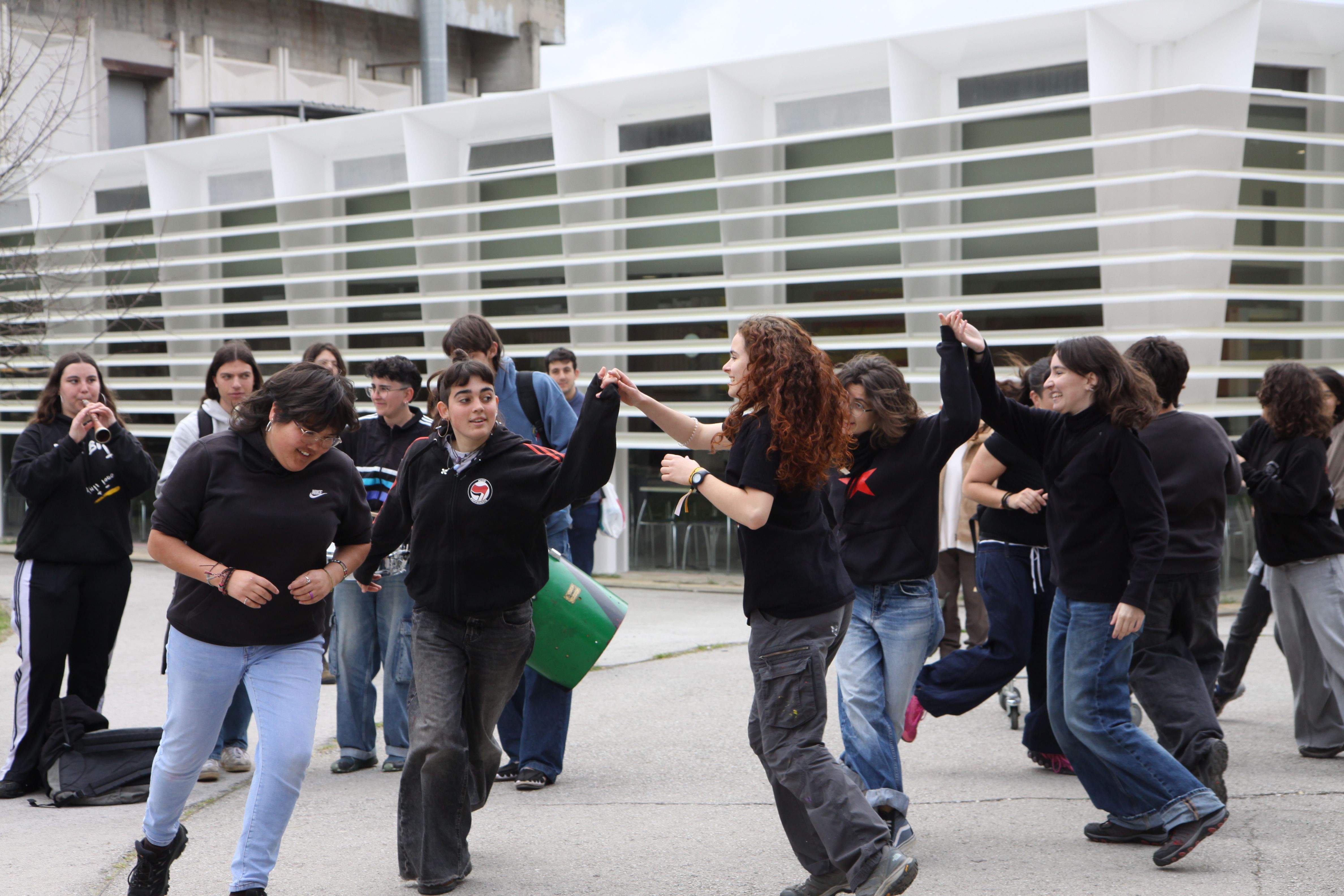 Polca d'ours durant la Festa Major Popular de la UAB. Foto: Laia Jubany