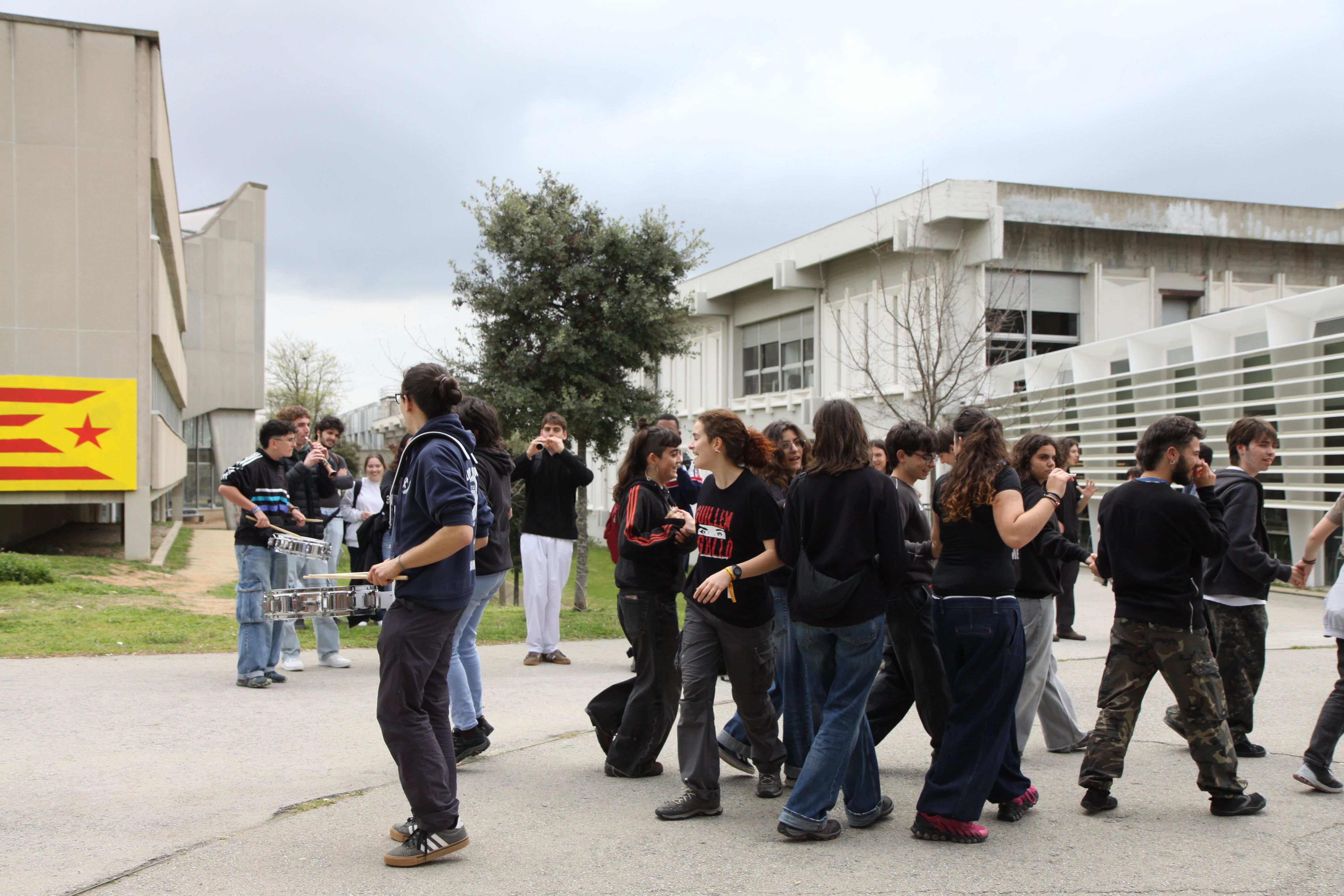Polca d'ours durant la Festa Major Popular de la UAB. Foto: Laia Jubany