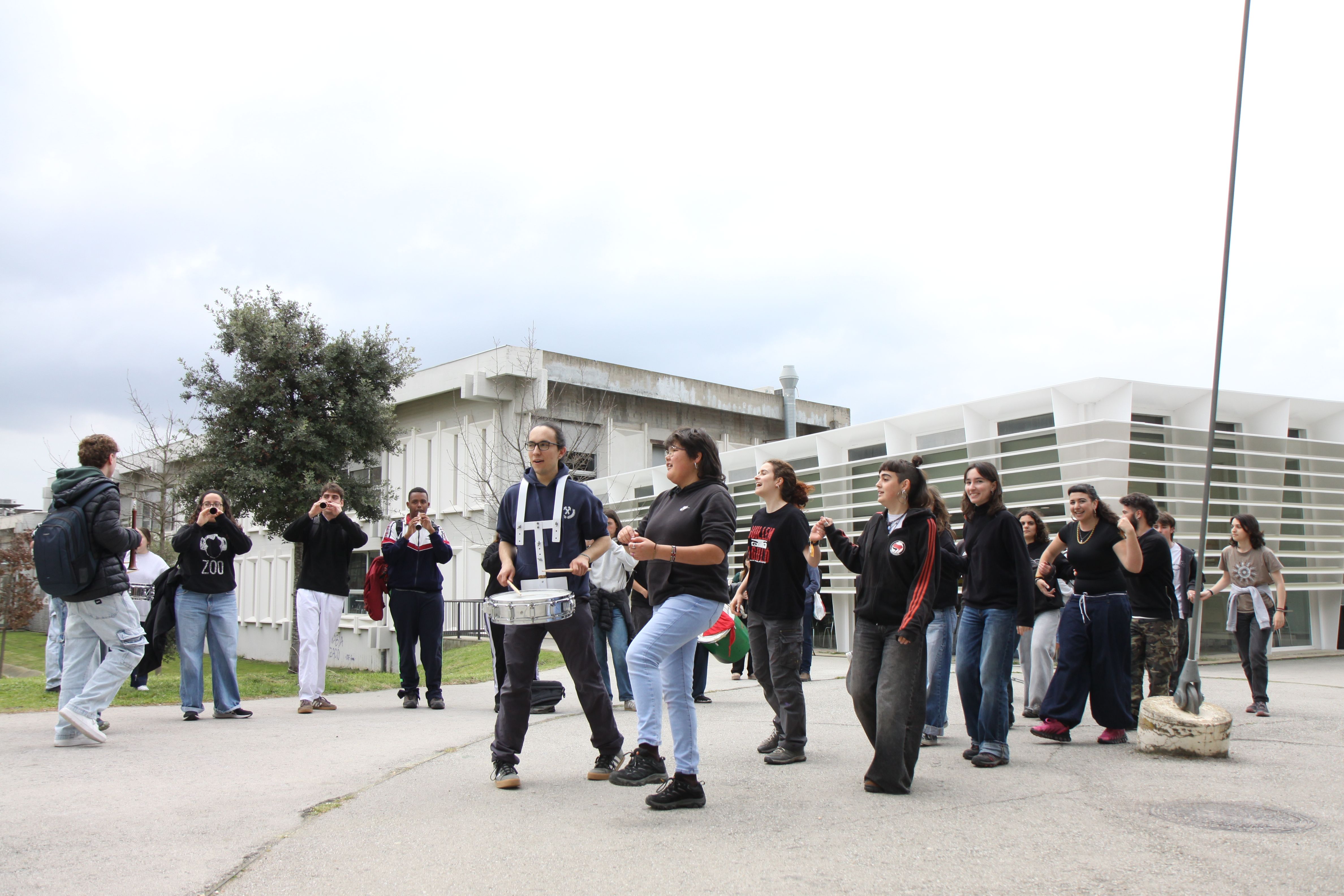 Polca d'ours durant la Festa Major Popular de la UAB. Foto: Laia Jubany