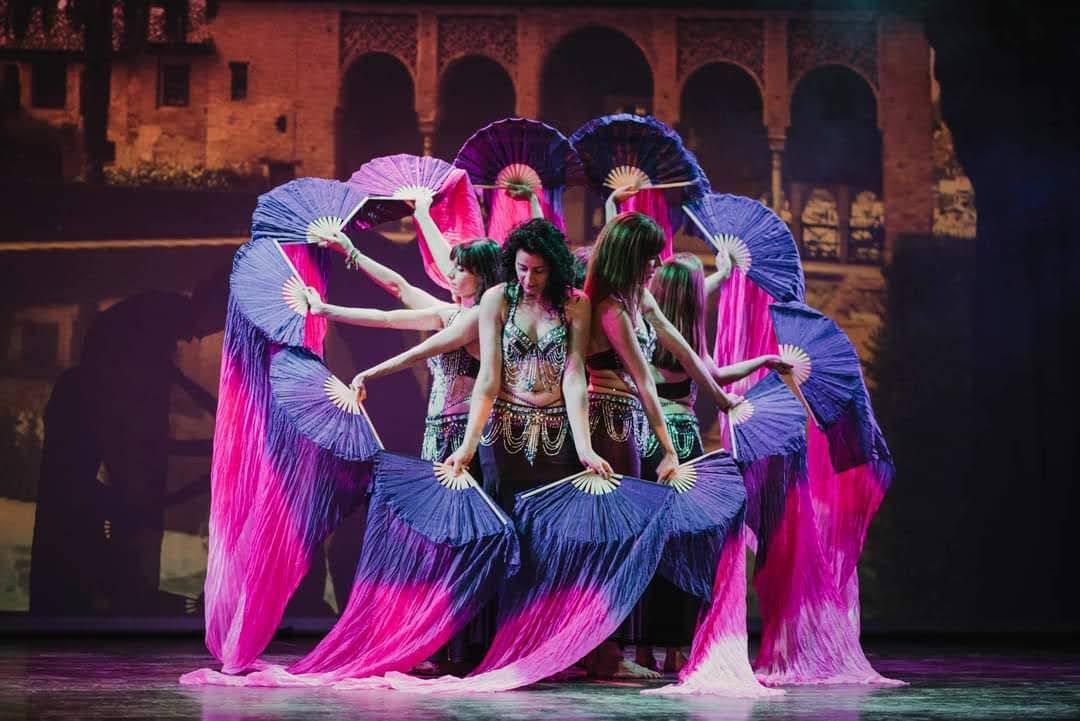 Espectacle de dansa del ventre de l'escola Chris Ribeiro. Aquest dissabte presenta el quinto elemento. FOTO: Escola Chris Ribeiro