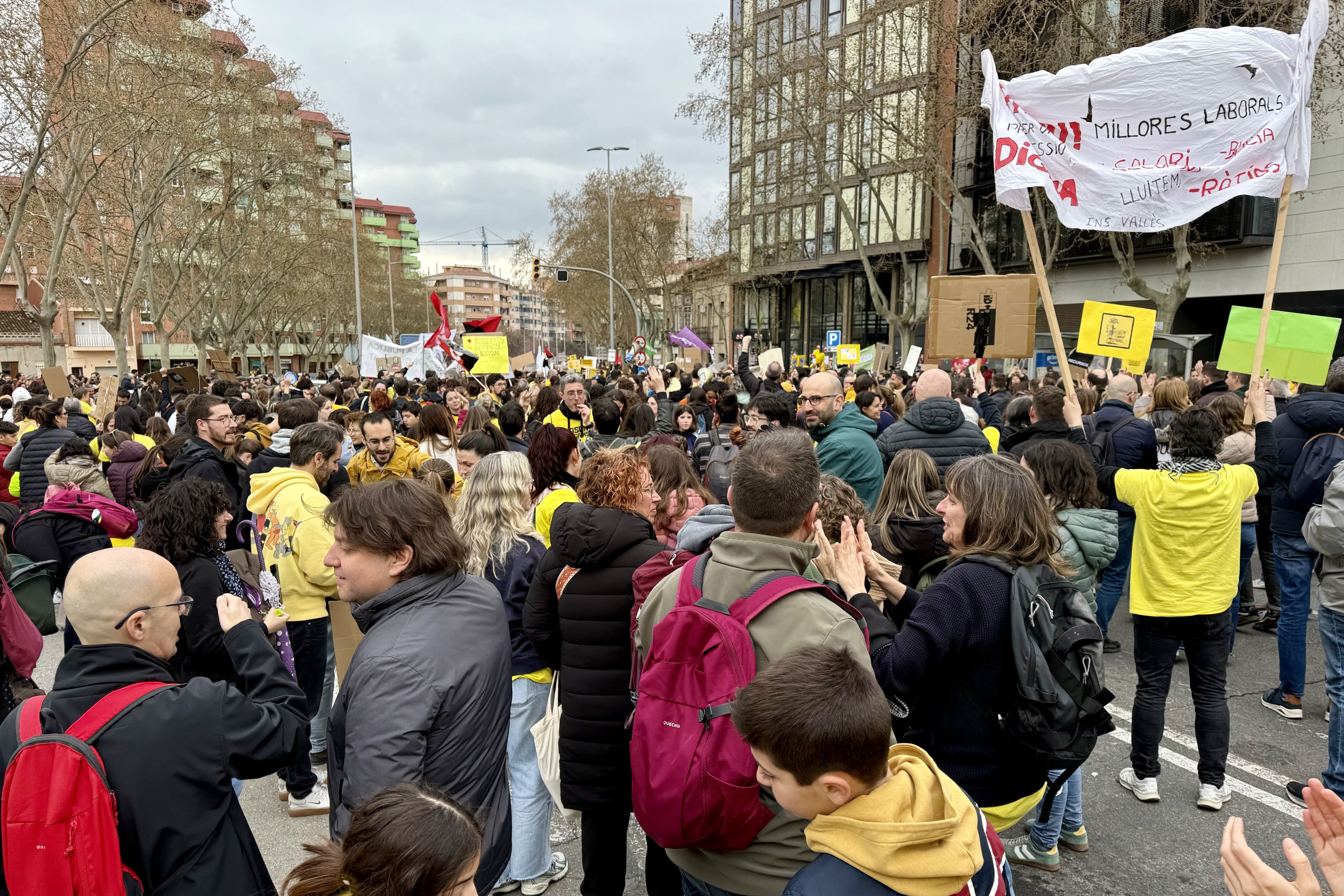 Concentració de docents davant dels Serveis Territorials d'Educació al Vallès Occidental.  FOTO: Albert Segura (ACN)
