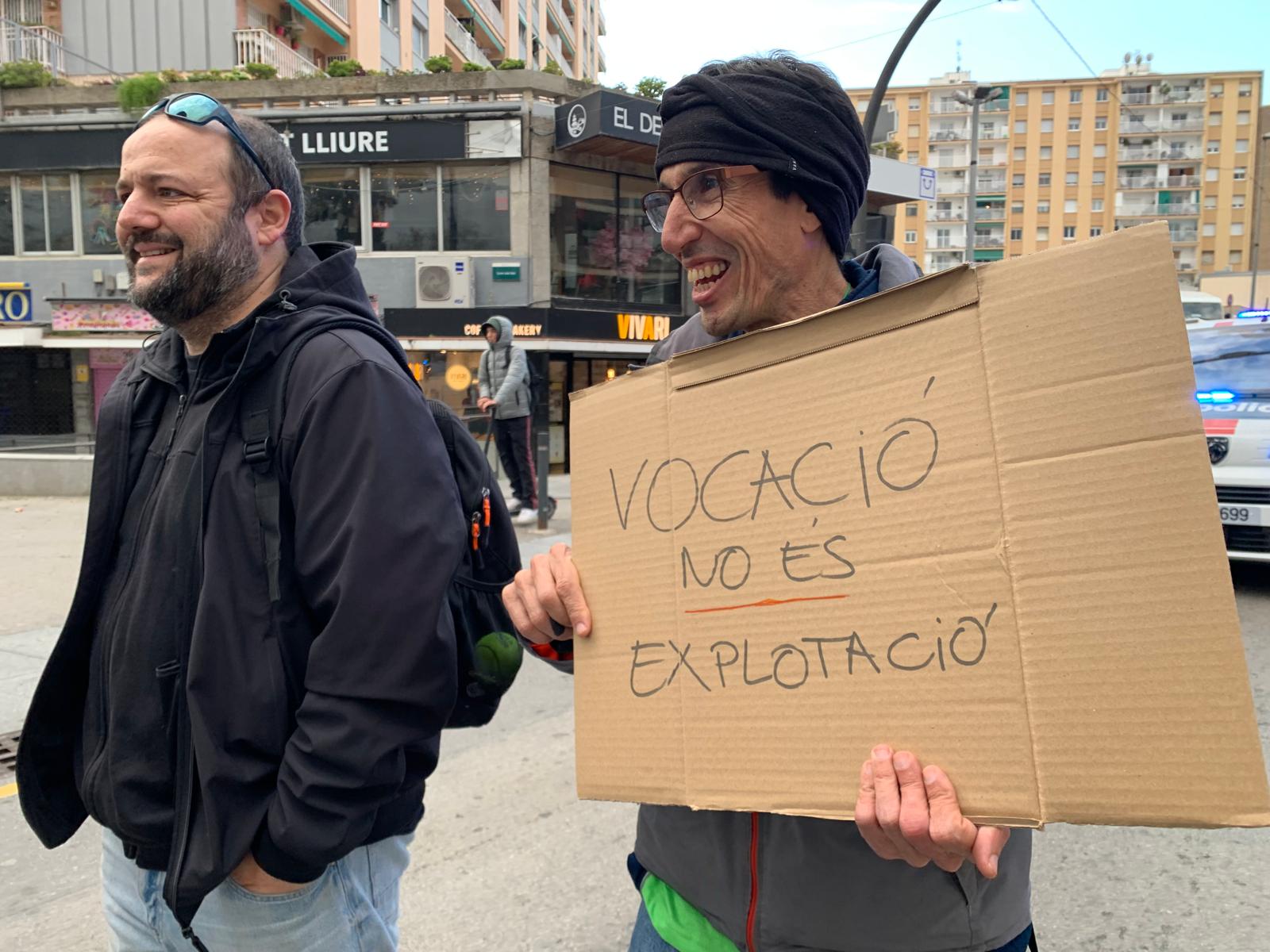 Detall de pancartes durant la mobilització, amb missatges en defensa de l’escola pública i reclam de més recursos i millores laborals. FOTO: Judit Josa