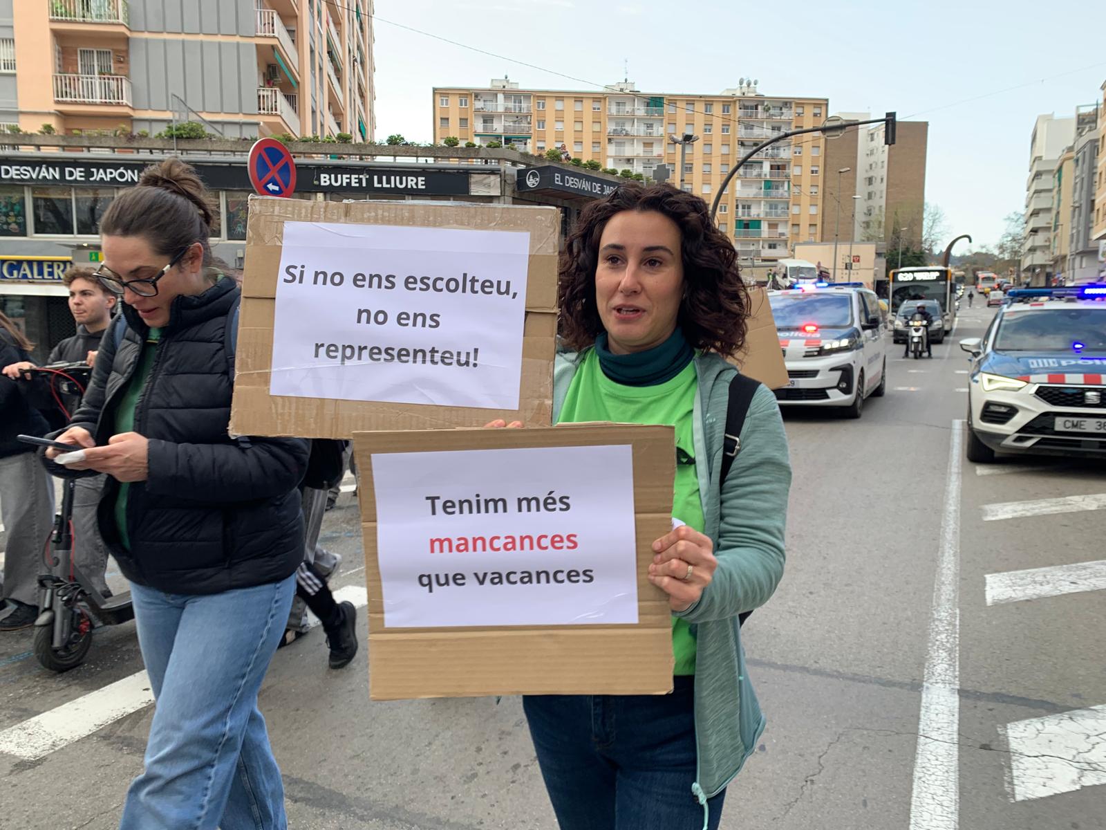 Detall de pancartes durant la mobilització, amb missatges en defensa de l’escola pública i reclam de més recursos i millores laborals. FOTO: Judit Josa