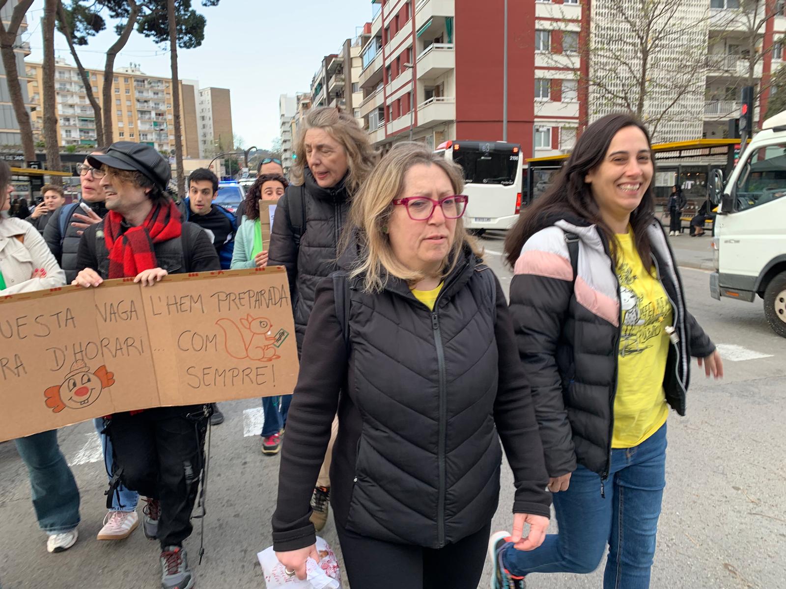 Detall de pancartes durant la mobilització, amb missatges en defensa de l’escola pública i reclam de més recursos i millores laborals. FOTO: Judit Josa