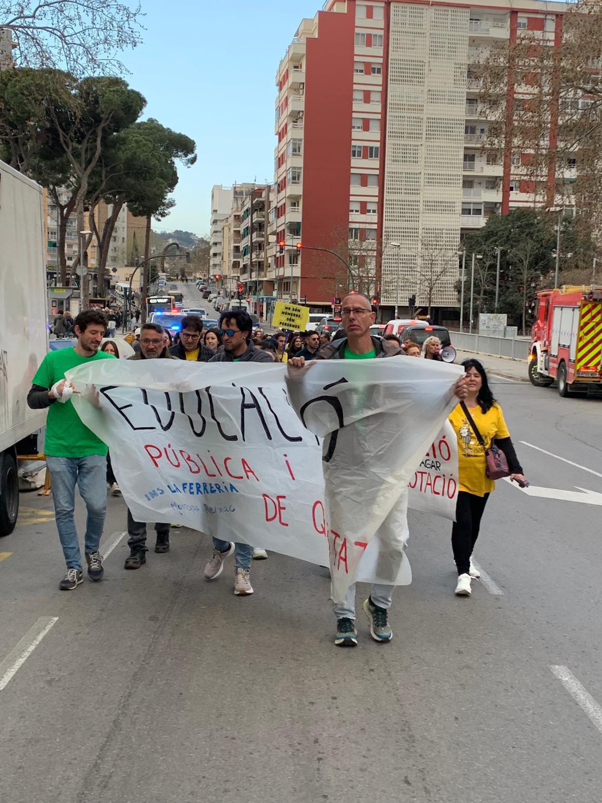 Columna de docents i professionals de l’educació sortint de Cerdanyola en defensa de l’escola pública, a l’inici de la marxa cap a Sabadell. FOTO: Judit Josa