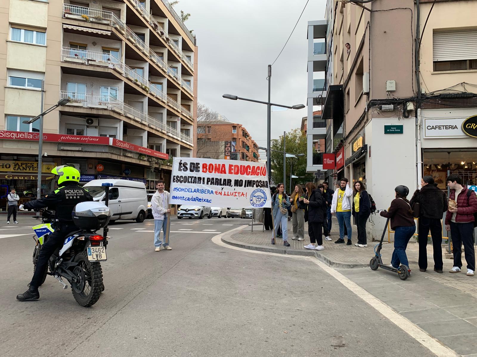 Esperant la confluència de la marxa Manifestants de Montcada i Reixac esperen l’arribada de la columna de Cerdanyola per unir-se a la mobilització cap a Sabadell. FOTO: Judit Josa