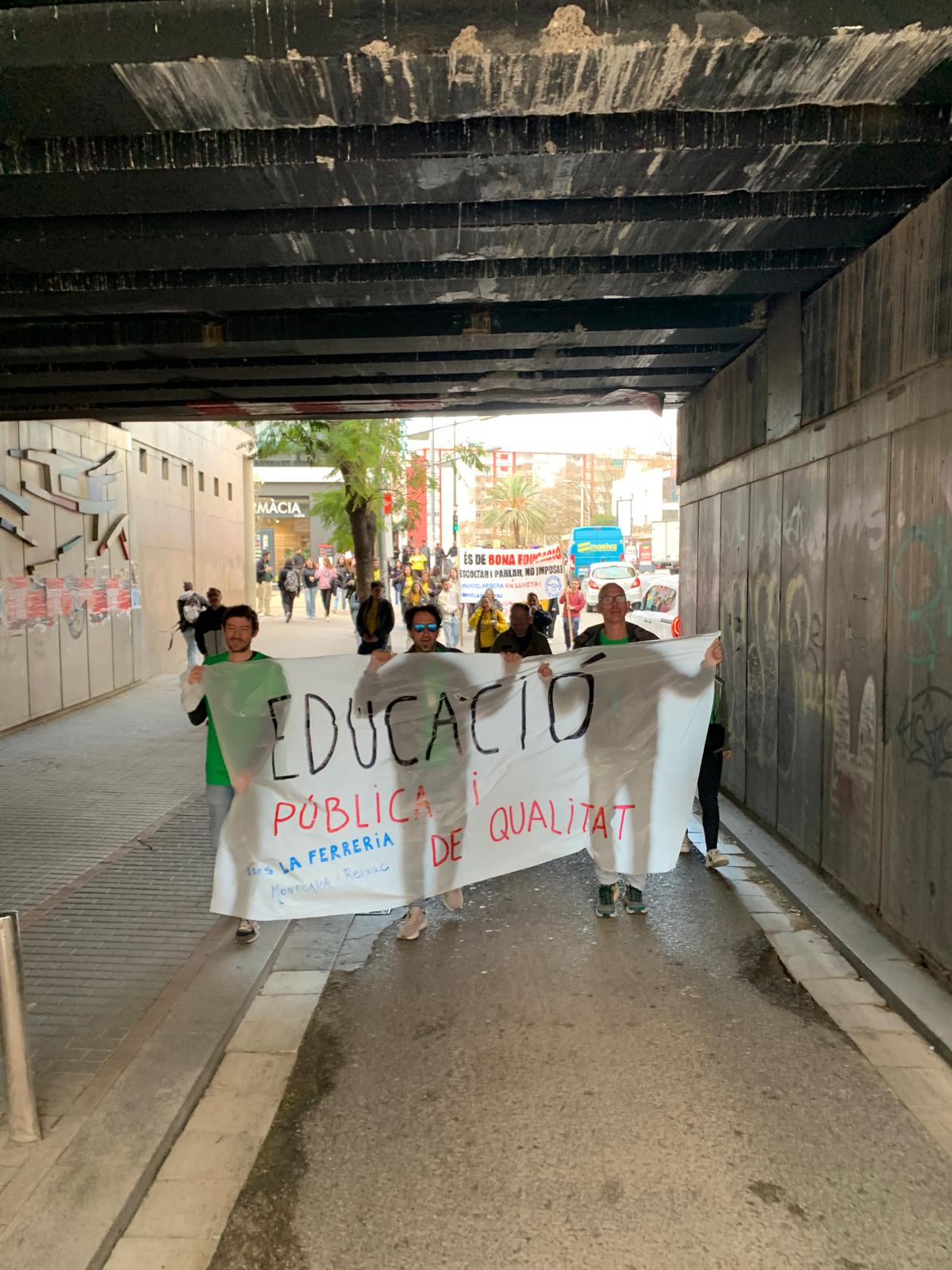 Columna de docents i professionals de l’educació sortint de Cerdanyola en defensa de l’escola pública, creuant el pas de Quatre Cantons. FOTO: Judit Josa