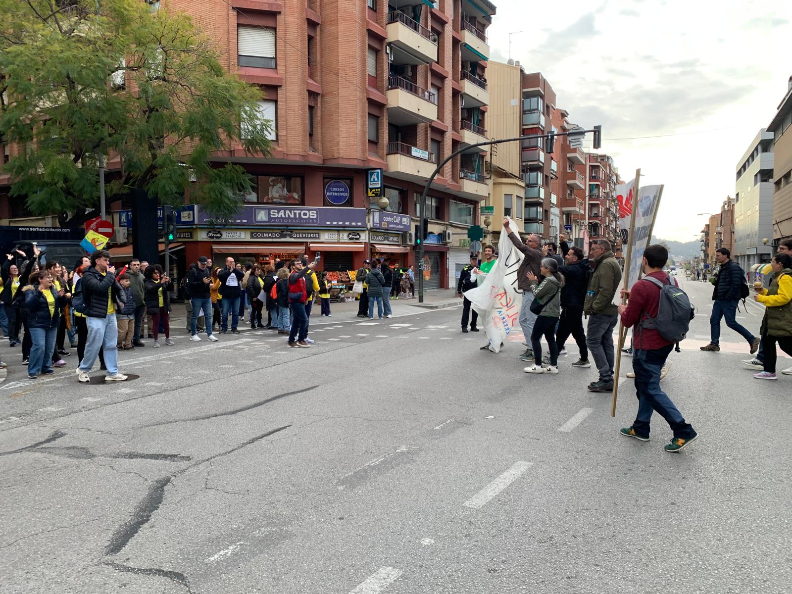 Trobada a Quatre Cantons Moment de la confluència de les columnes de Cerdanyola, Ripollet i Montcada a Quatre Cantons, a la carretera de Barcelona. FOTO: Judit Josa