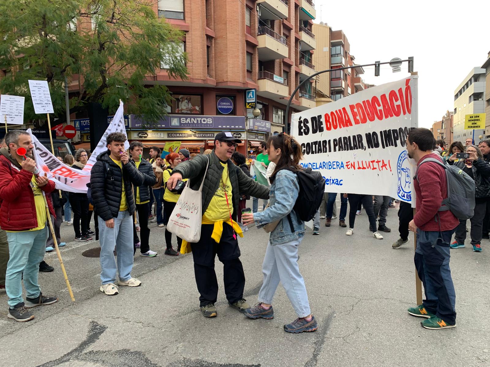 Trobada a Quatre Cantons Moment de la confluència de les columnes de Cerdanyola, Ripollet i Montcada a Quatre Cantons, a la carretera de Barcelona. FOTO: Judit Josa