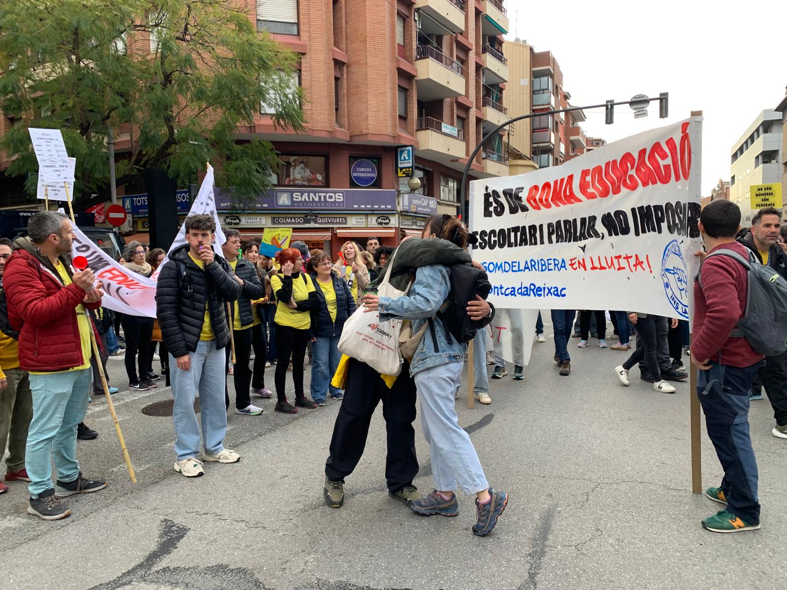 Trobada a Quatre Cantons Moment de la confluència de les columnes de Cerdanyola, Ripollet i Montcada a Quatre Cantons, a la carretera de Barcelona. FOTO: Judit Josa