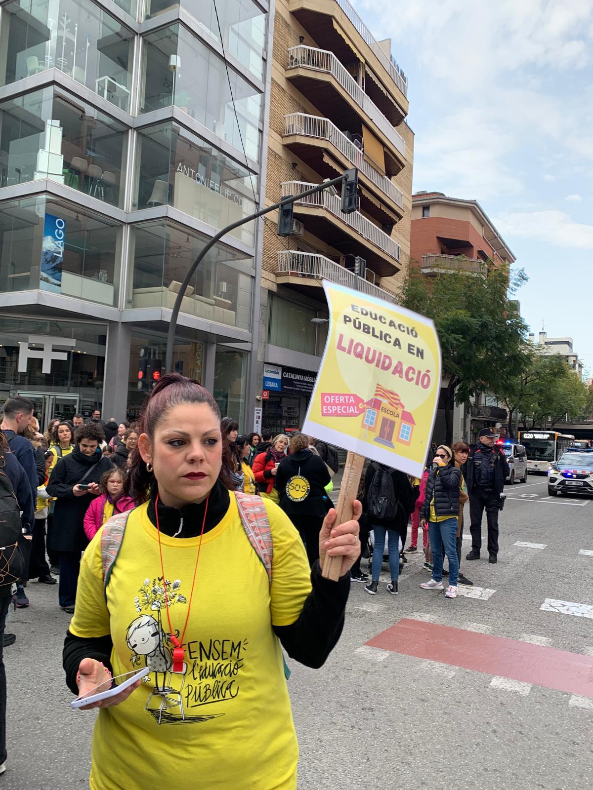 Detall de pancartes durant la mobilització, amb missatges en defensa de l’escola pública i reclam de més recursos i millores laborals. FOTO: Judit Josa
