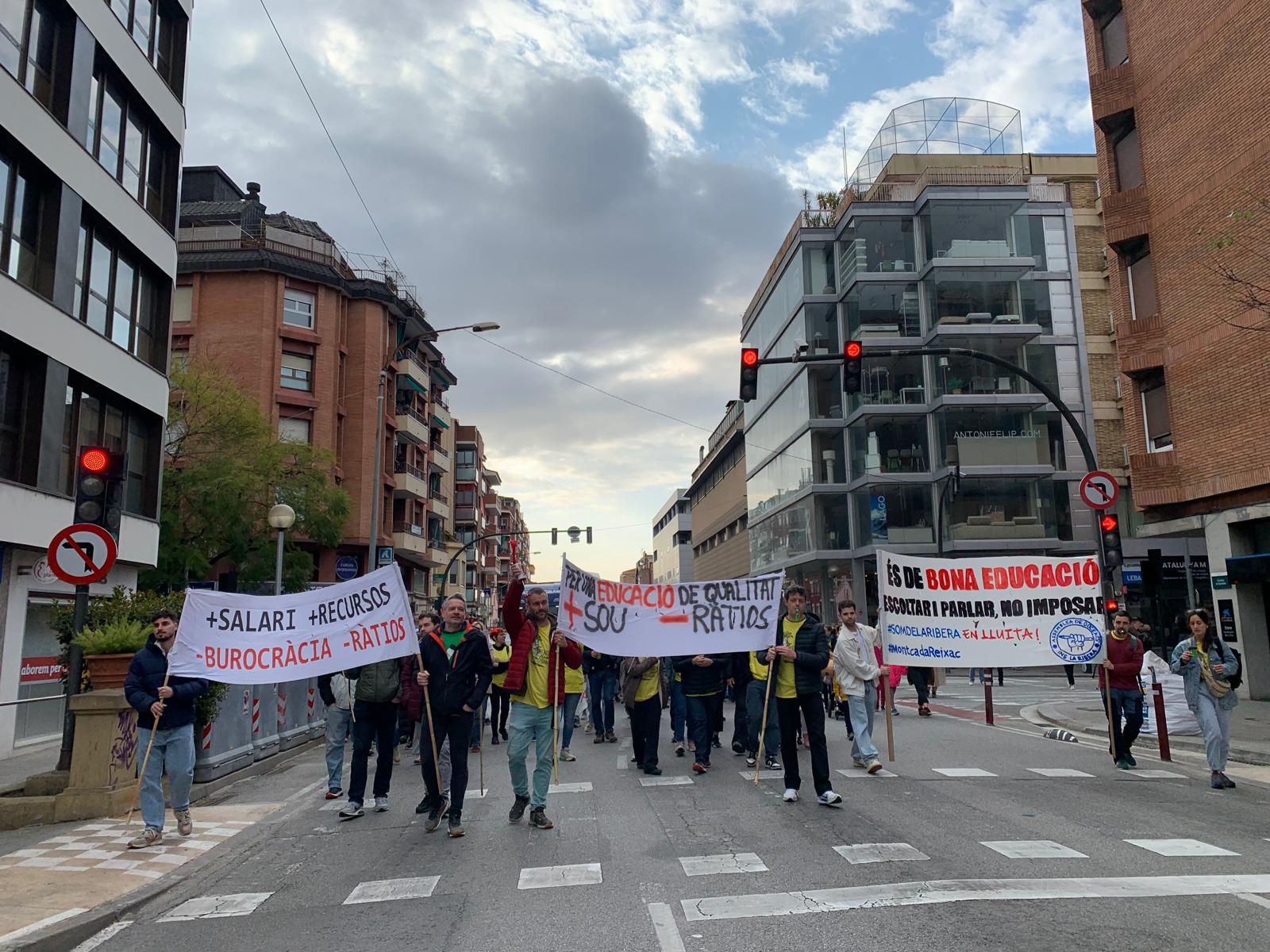 Marxa conjunta cap a Sabadell Les columnes de Cerdanyola, Ripollet i Montcada avancen plegades per la carretera de Barcelona en direcció a Sabadell. FOTO: Judit Josa