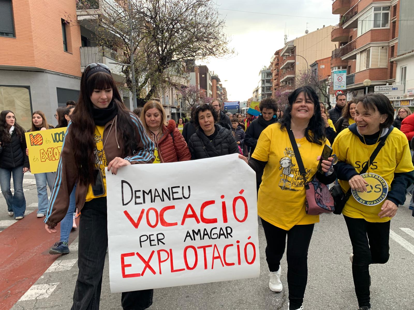 Detall de pancartes durant la mobilització d'aquest dijous. FOTO: Judit Josa