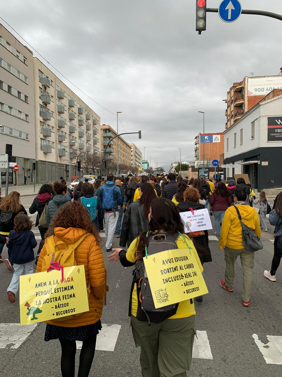 Marxa conjunta cap a Sabadell Les columnes de Cerdanyola, Ripollet i Montcada avancen plegades per la carretera de Barcelona en direcció a Sabadell. FOTO: Judit Josa