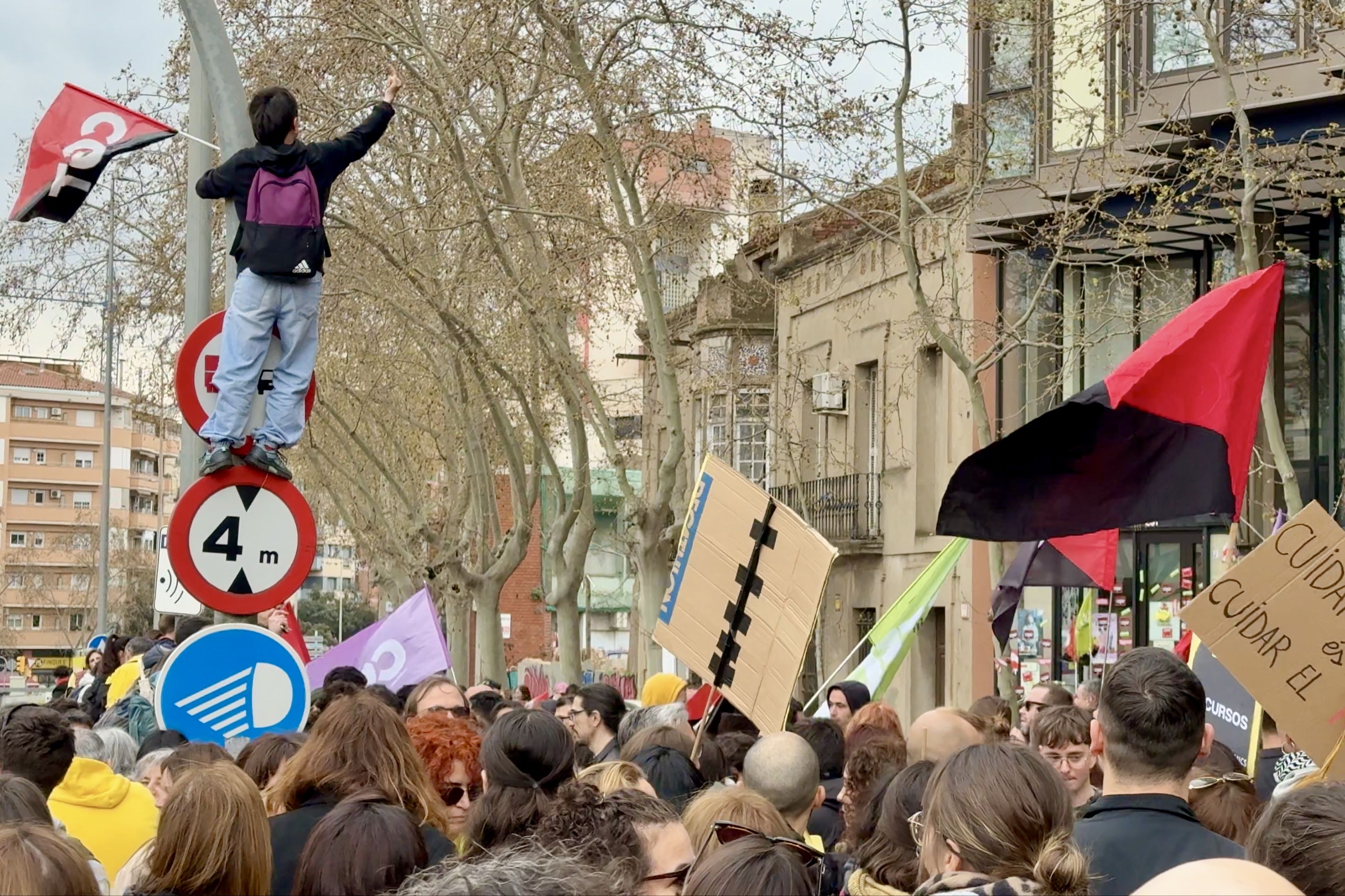Concentració a Sabadell Concentració massiva de docents davant els Serveis Territorials d’Educació a Sabadell, en el marc de la jornada de vaga al Vallès. FOTO: Albert Segura (ACN)