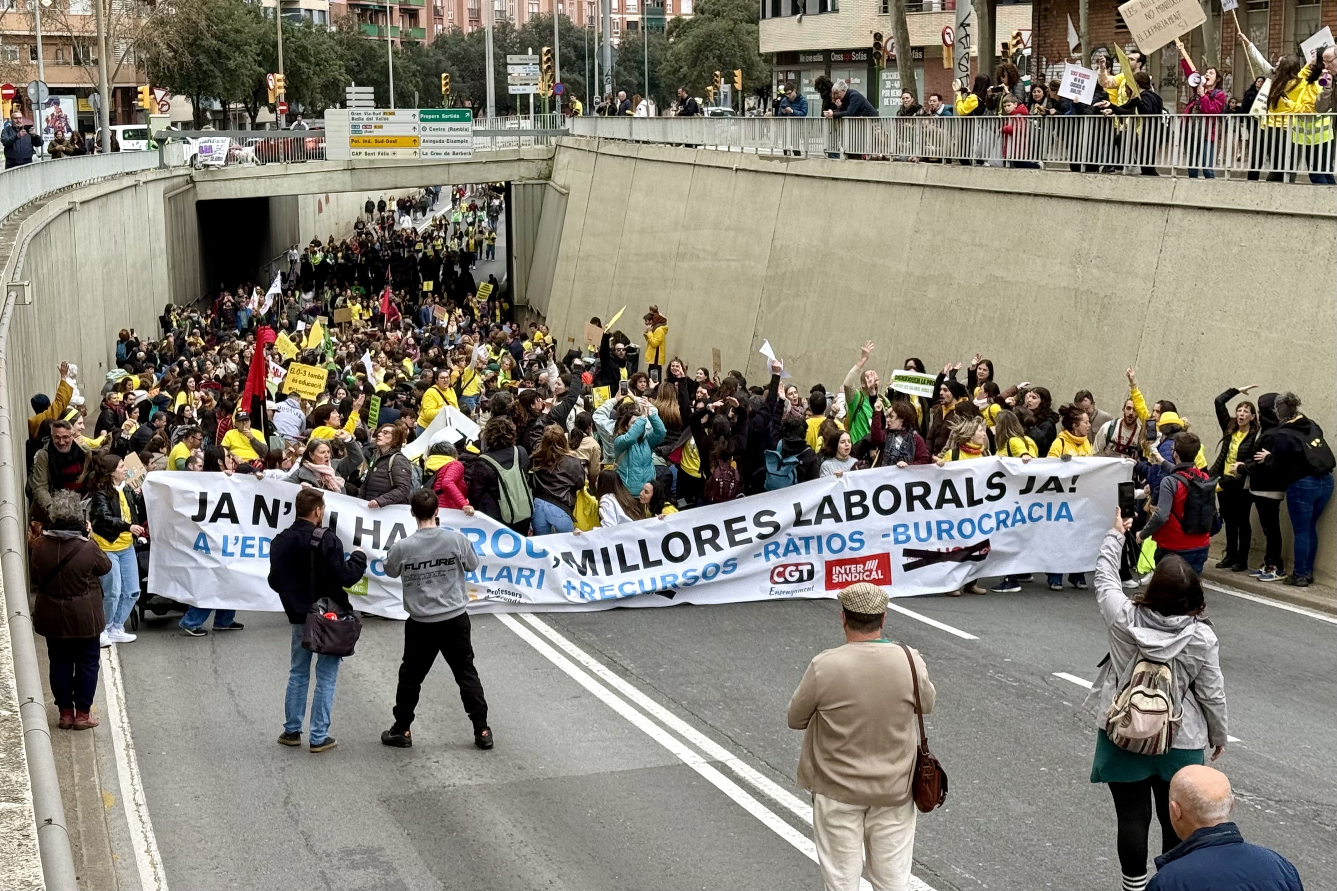 Concentració a Sabadell Concentració massiva de docents davant els Serveis Territorials d’Educació a Sabadell, en el marc de la jornada de vaga al Vallès. FOTO: Albert Segura (ACN)