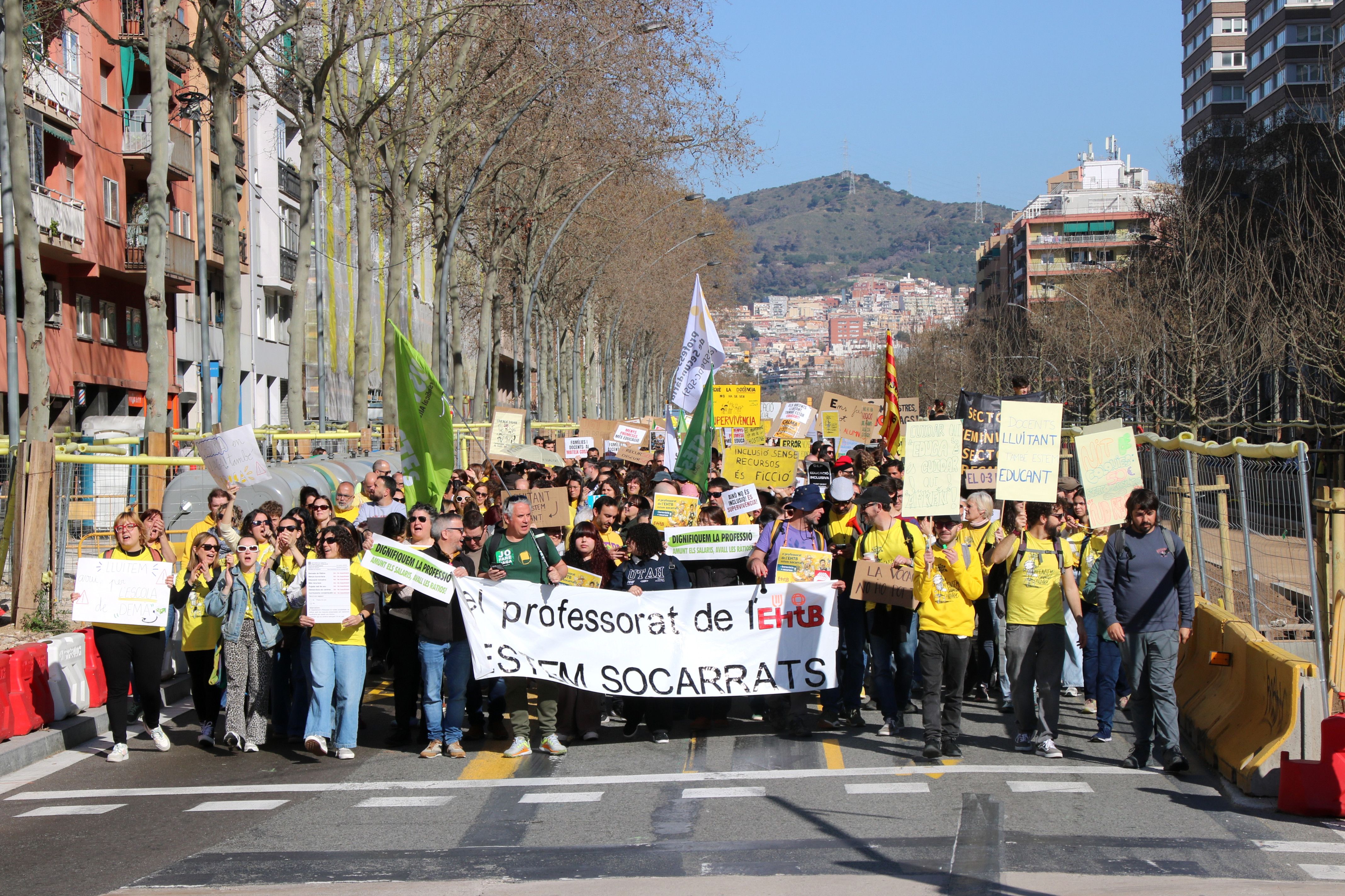 La protesta dels docents a l'avinguda Meridiana envoltada per les obres. Foto: ACN